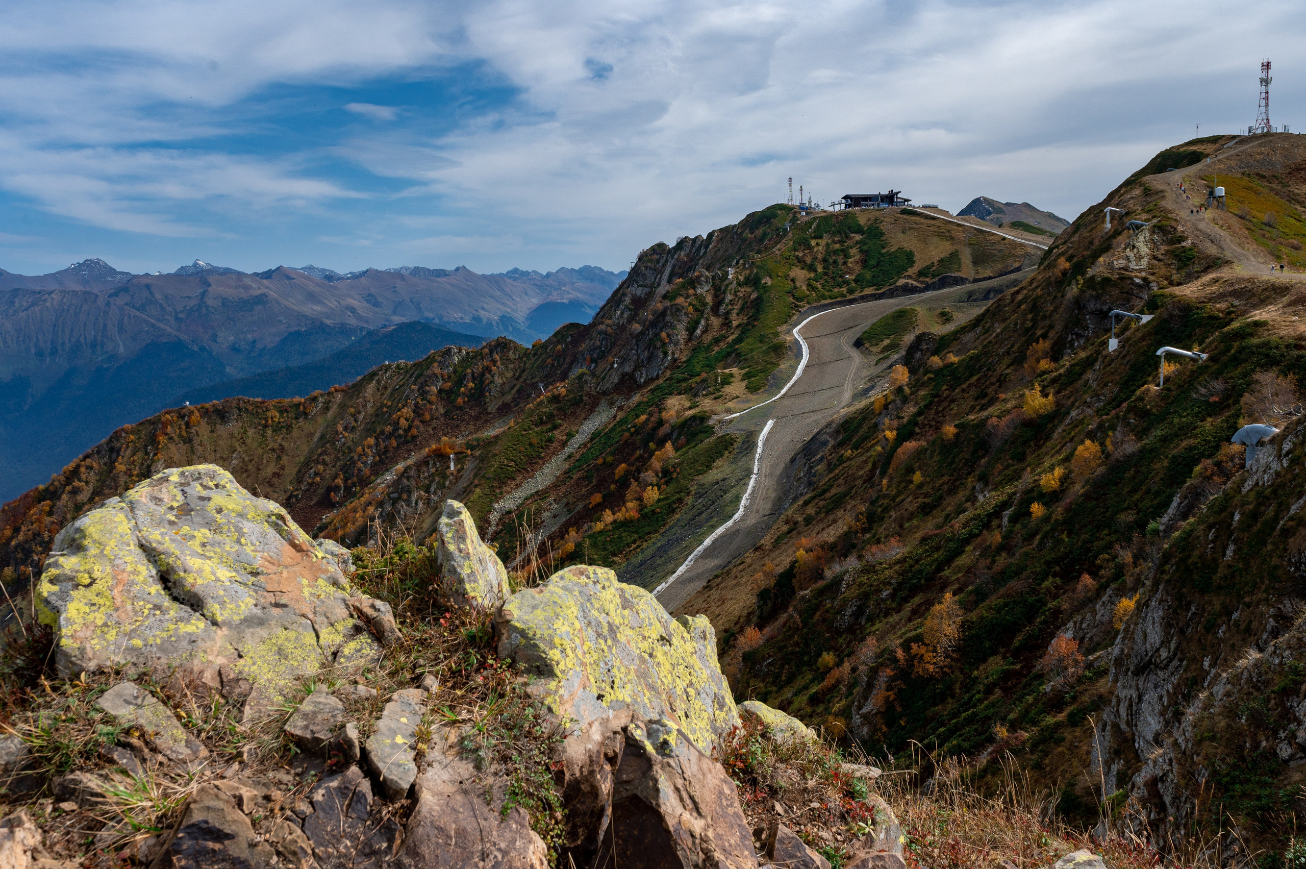 Хайкинг по трем курортам Красной Поляны 2022. Репортажный фотограф в Красной Поляне и Сочи Павлюченко Екатерина