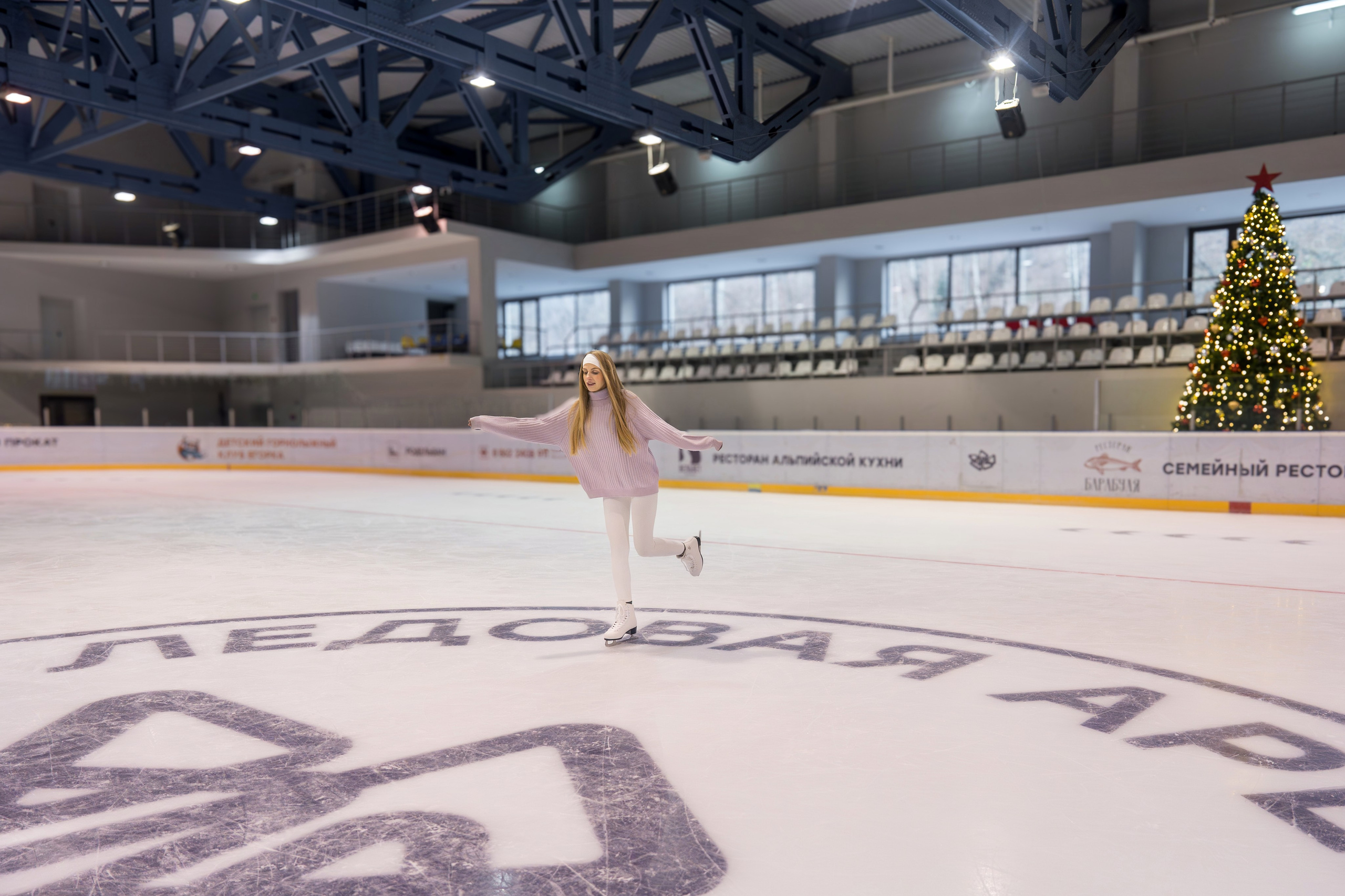 Контент съемка на катке для курорта Роза Хутор. Репортажный фотограф в Красной Поляне и Сочи Павлюченко Екатерина