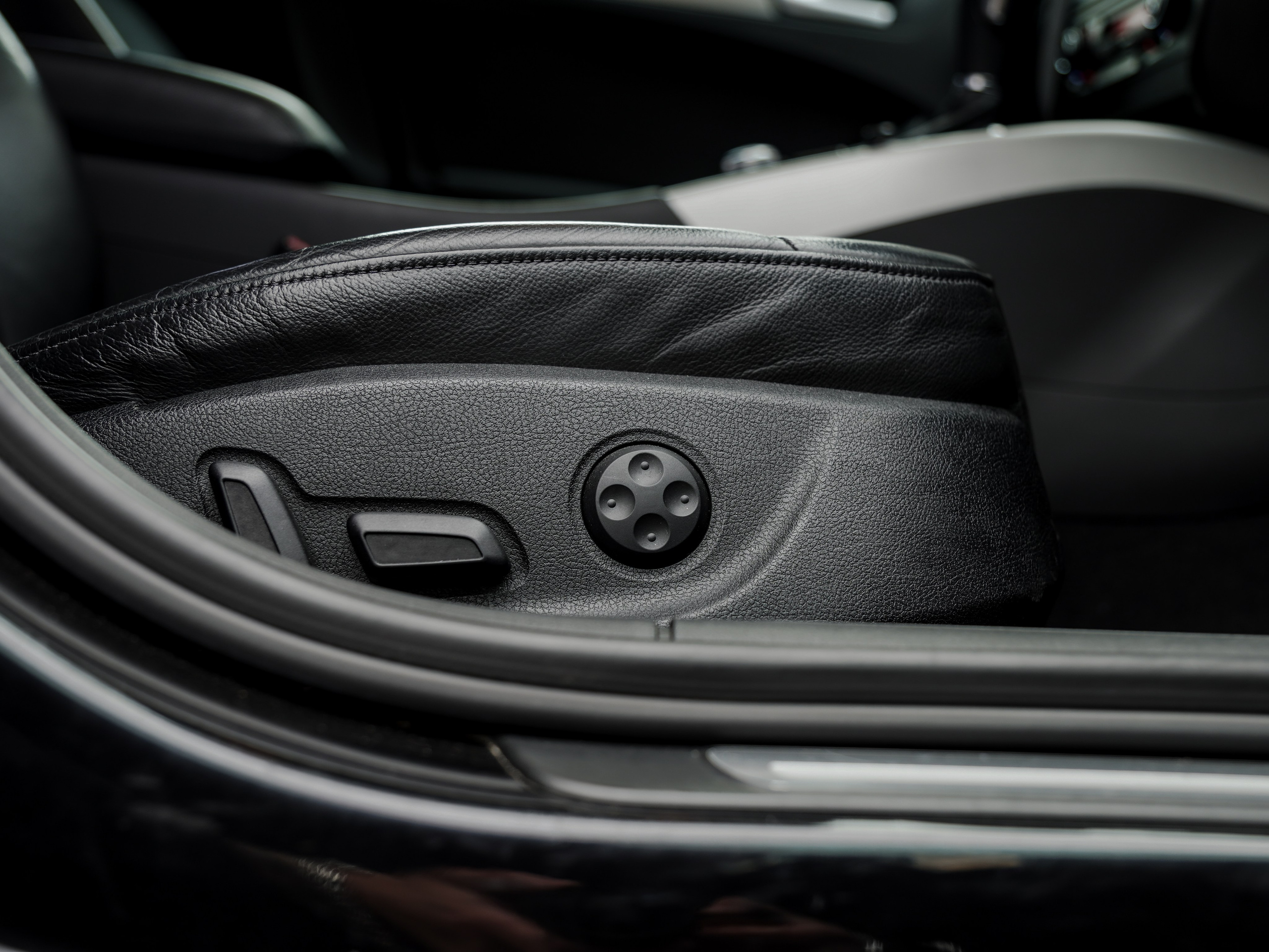 AUDI A4 B8 AVANT. Opasnophoto