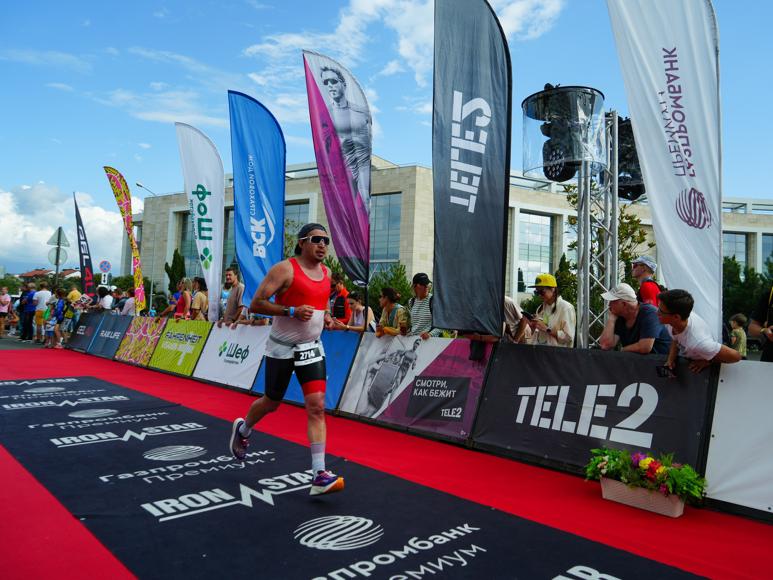 Фотоотчет партнерской интеграции для компании TELE2 на фестивале Ironstar. Репортажный фотограф в Красной Поляне и Сочи Павлюченко Екатерина