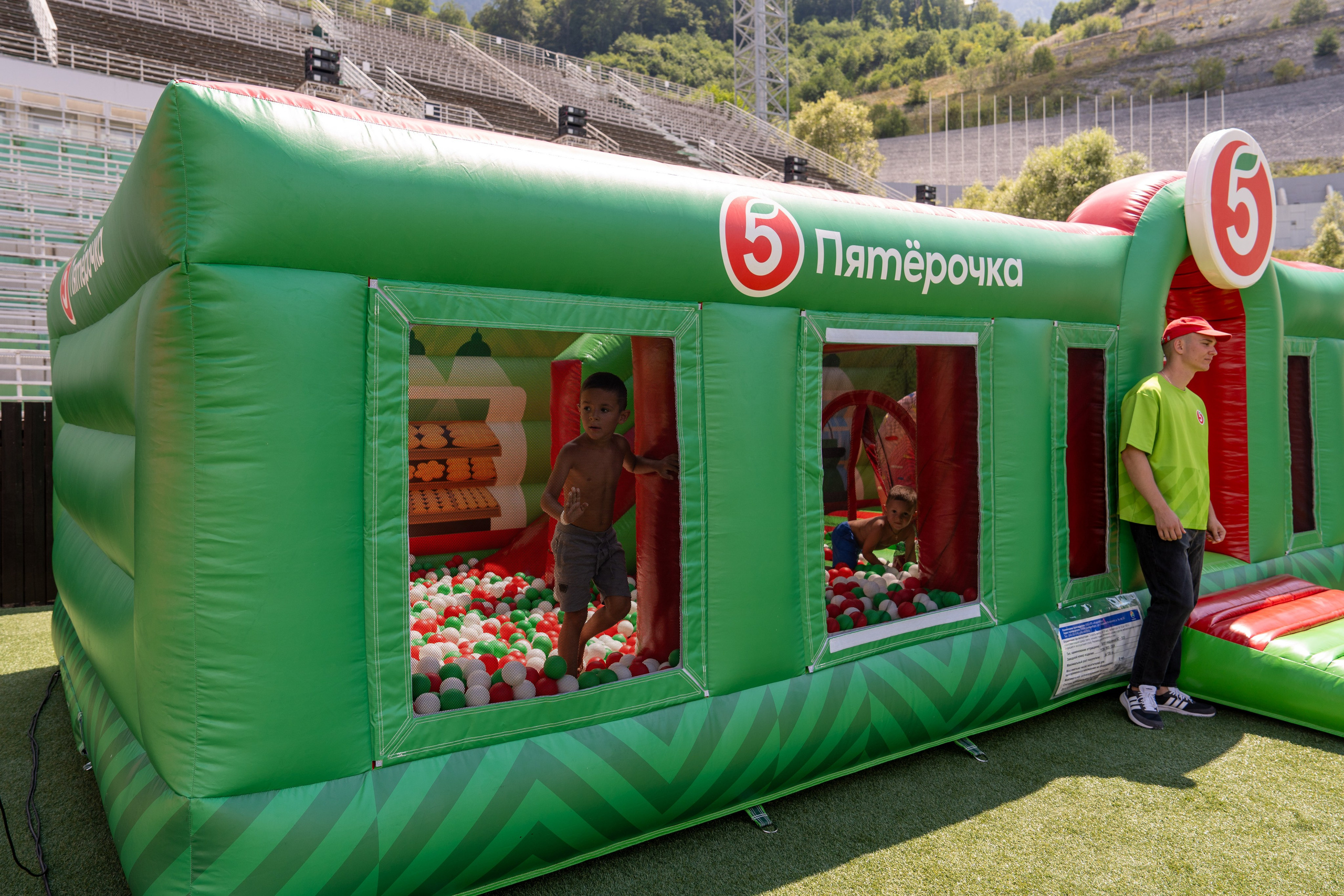 Фотоотчет партнеской интеграции для сети «Пятерочка» на фестивале «Grounded». Репортажный фотограф в Красной Поляне и Сочи Павлюченко Екатерина