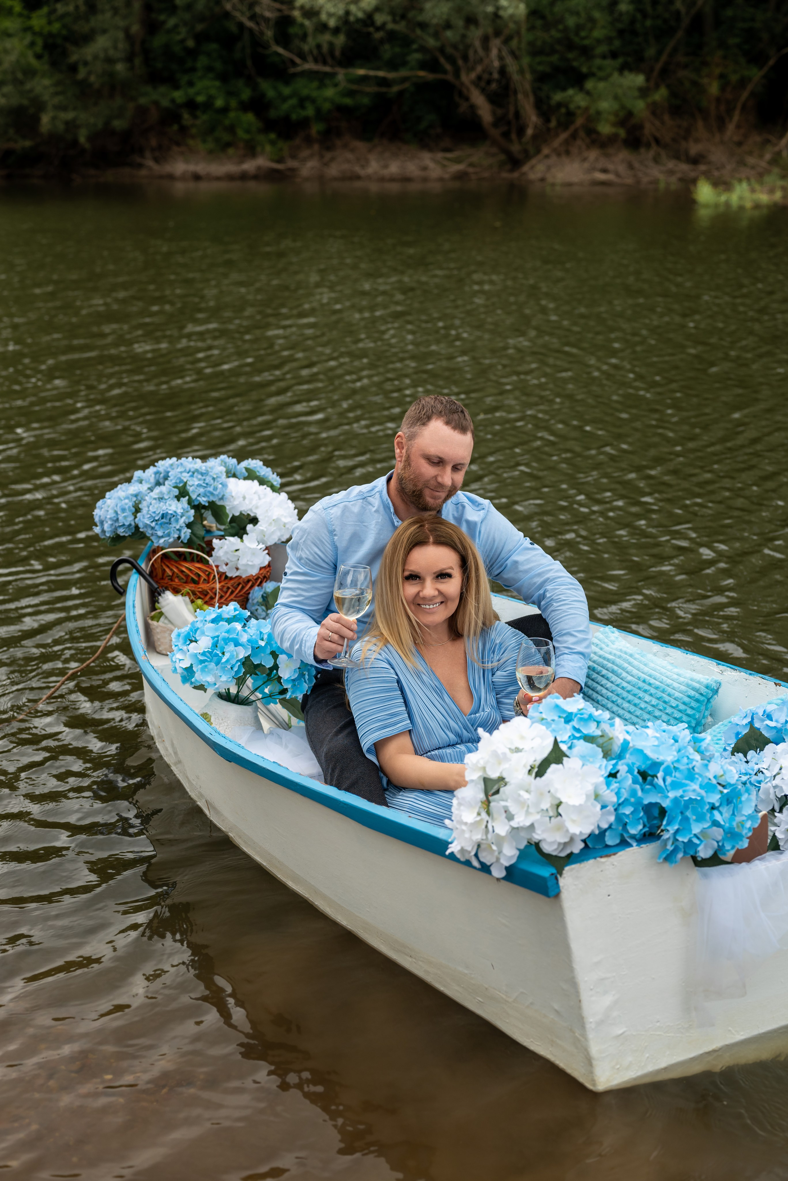 Фотопроект на лодке с голубыми гортензиями. Фотограф в городе Салават