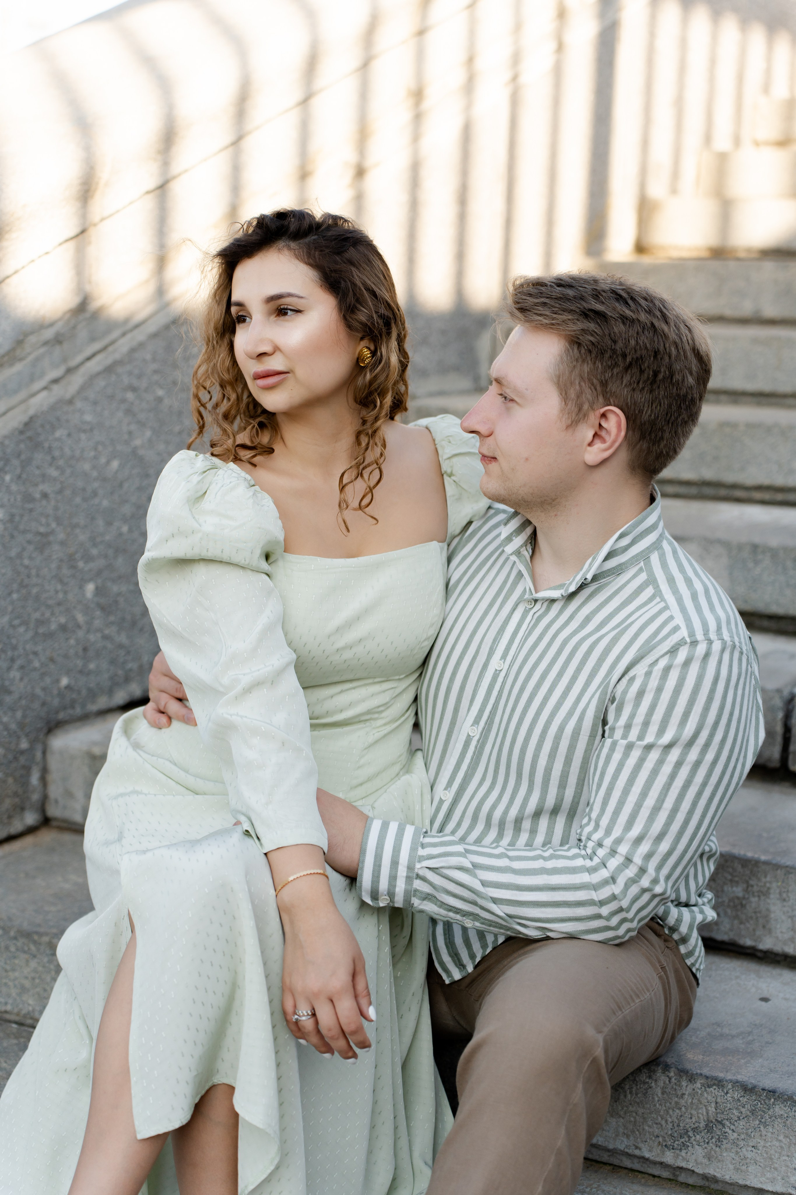 Девушка с парнем сидят на лестнице Love story Фотограф Москва 