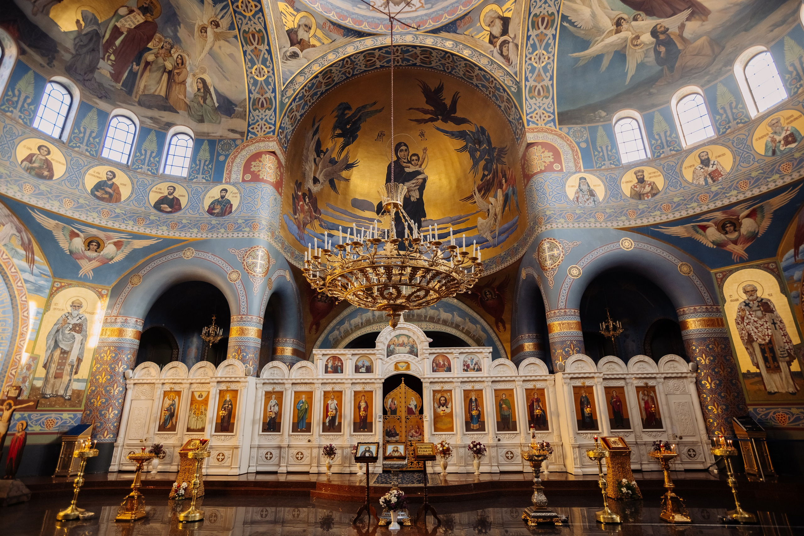 Храм Христа спасителя в Сочи. Семейный фотограф на крещение и венчание