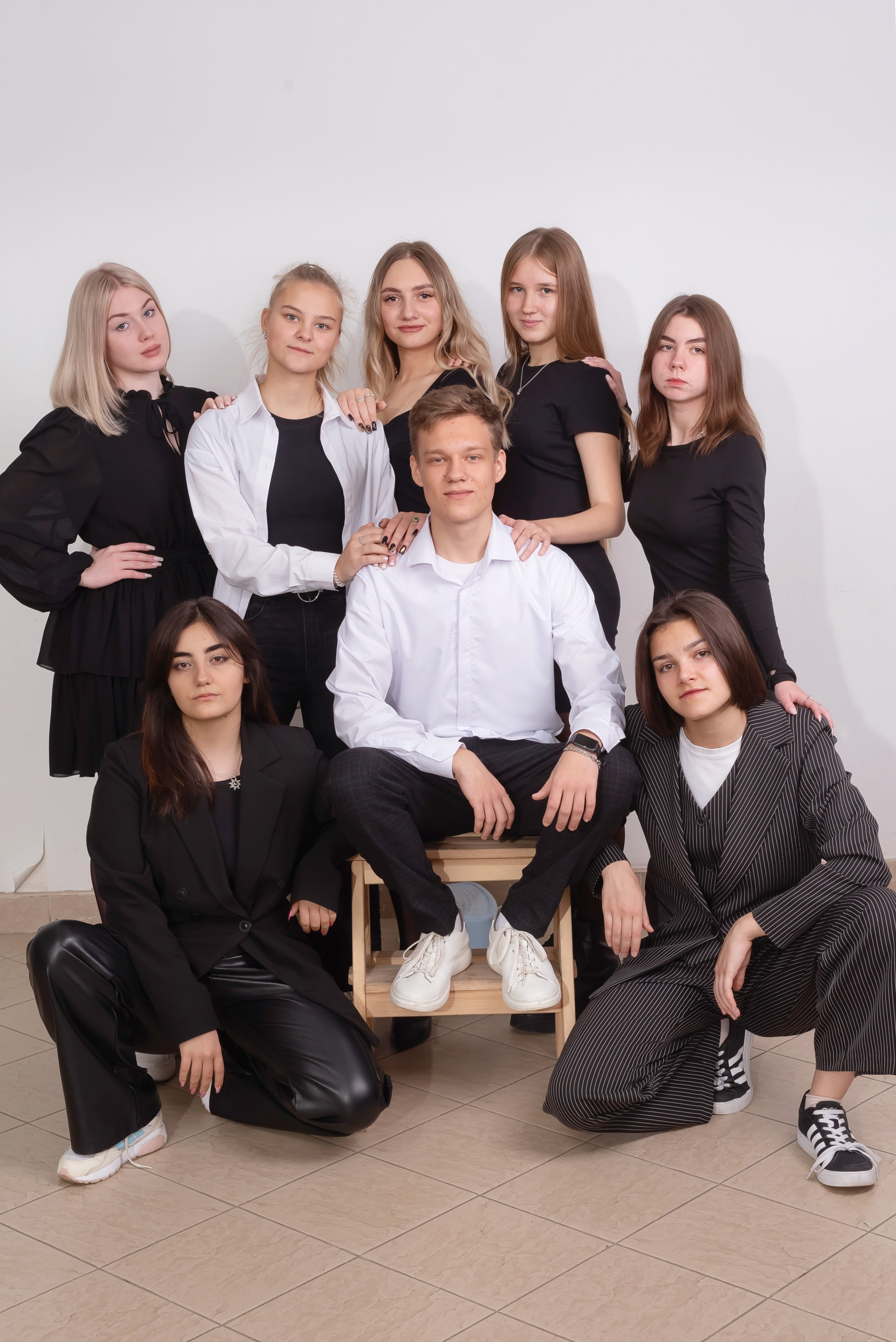 Школьный альбом в студии на белом фоне группа ребят.