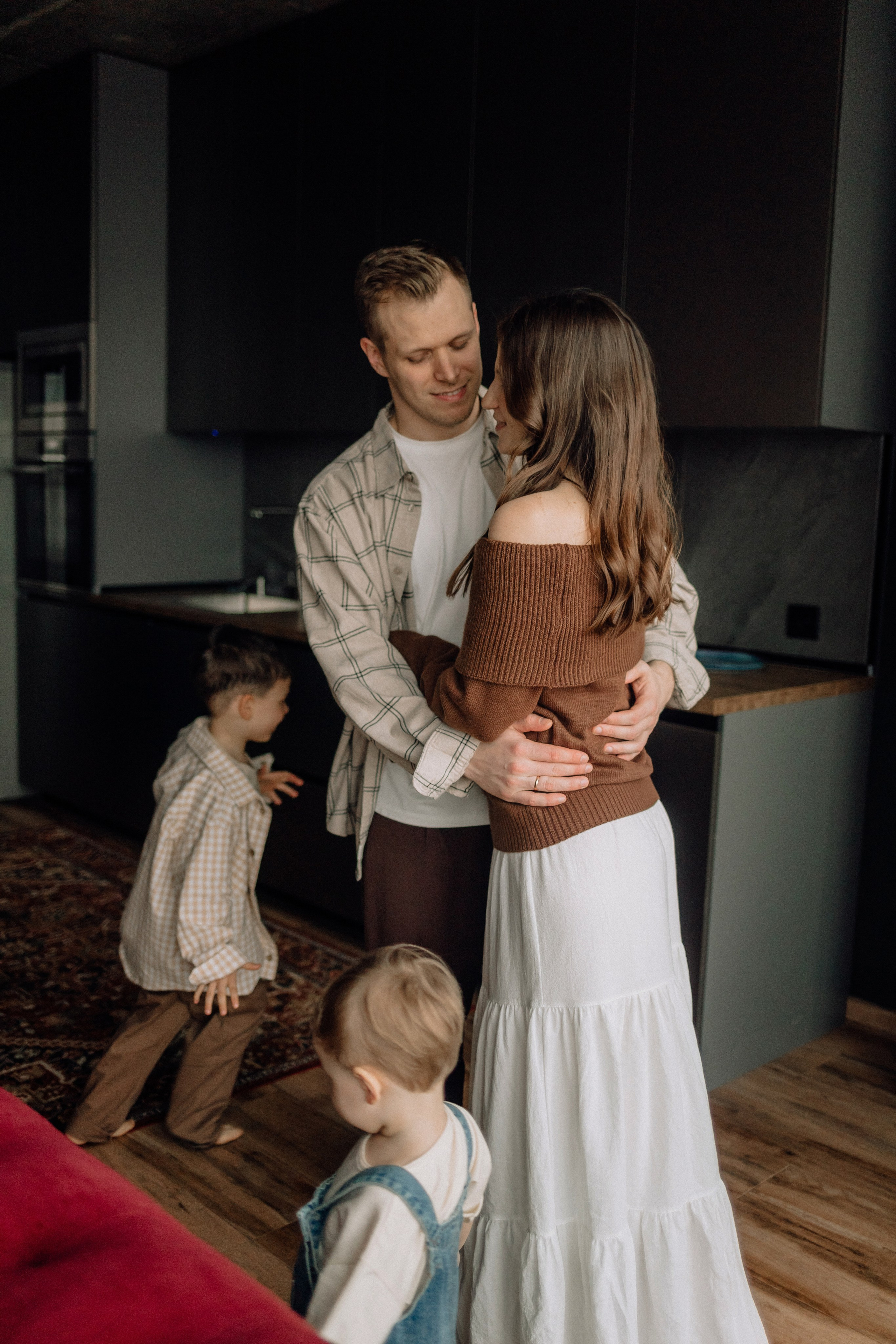 Звонко смеялись