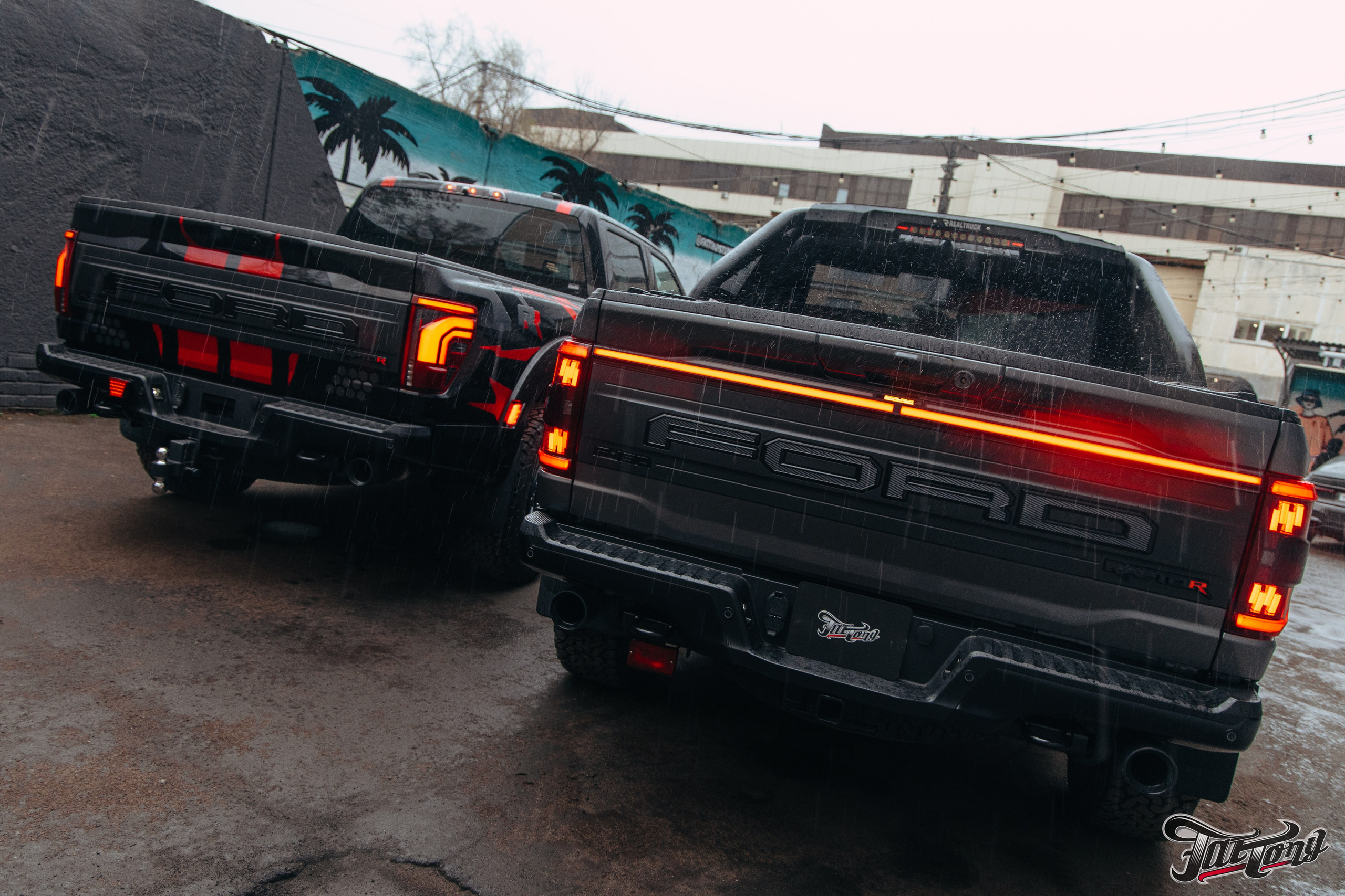 2x Ford Raptor R. DeLorein