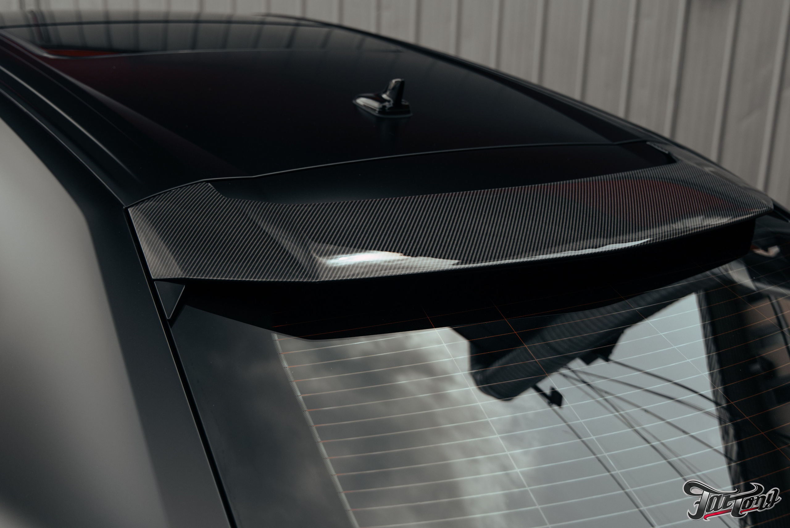 Lamborghini Urus ламинация карбоном вставок в капот, спойлеров, крышки багажника и зеркал. DeLorein