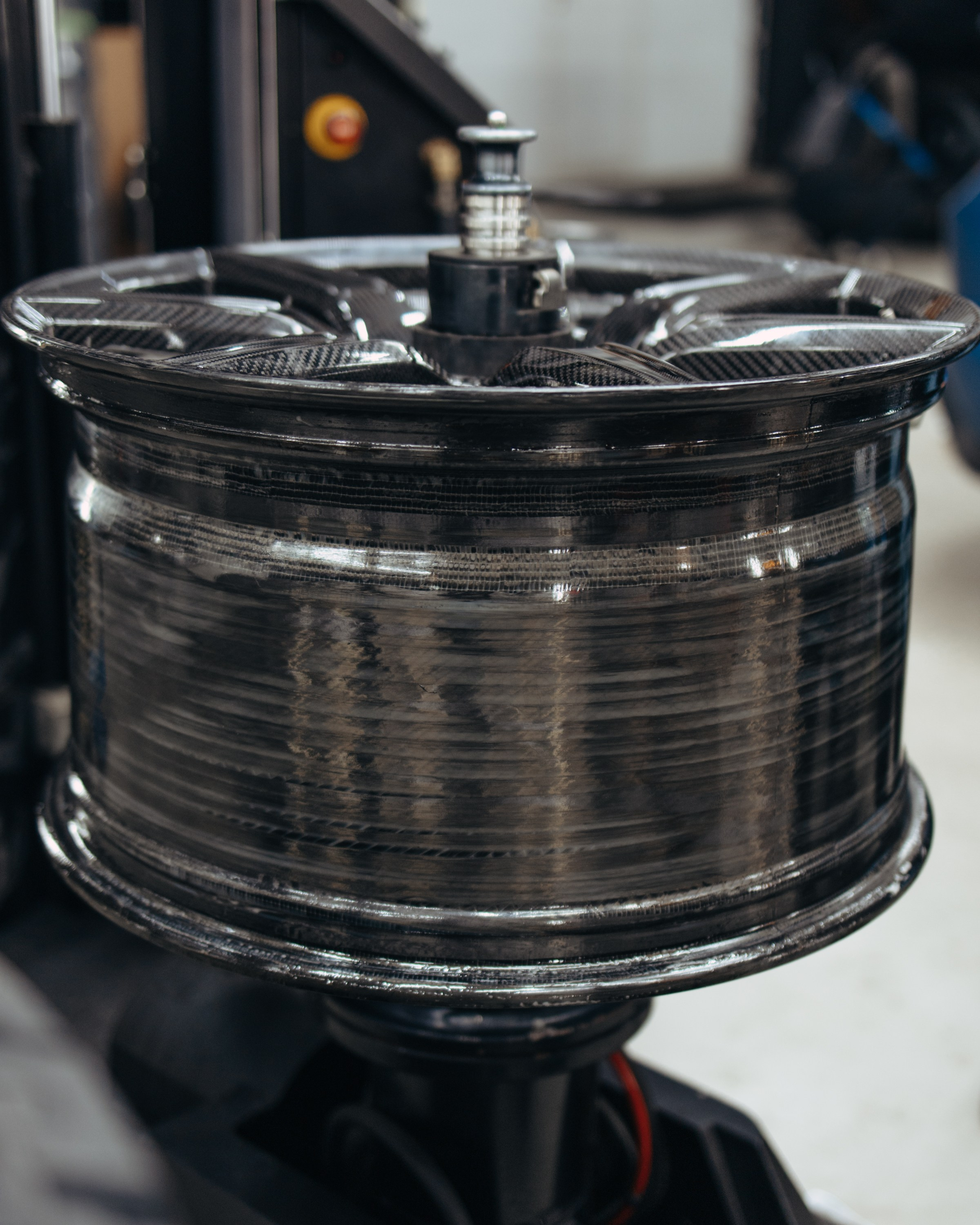 Ford Mustang Shelby сборка и шиномонтаж карбоновых дисков. DeLorein