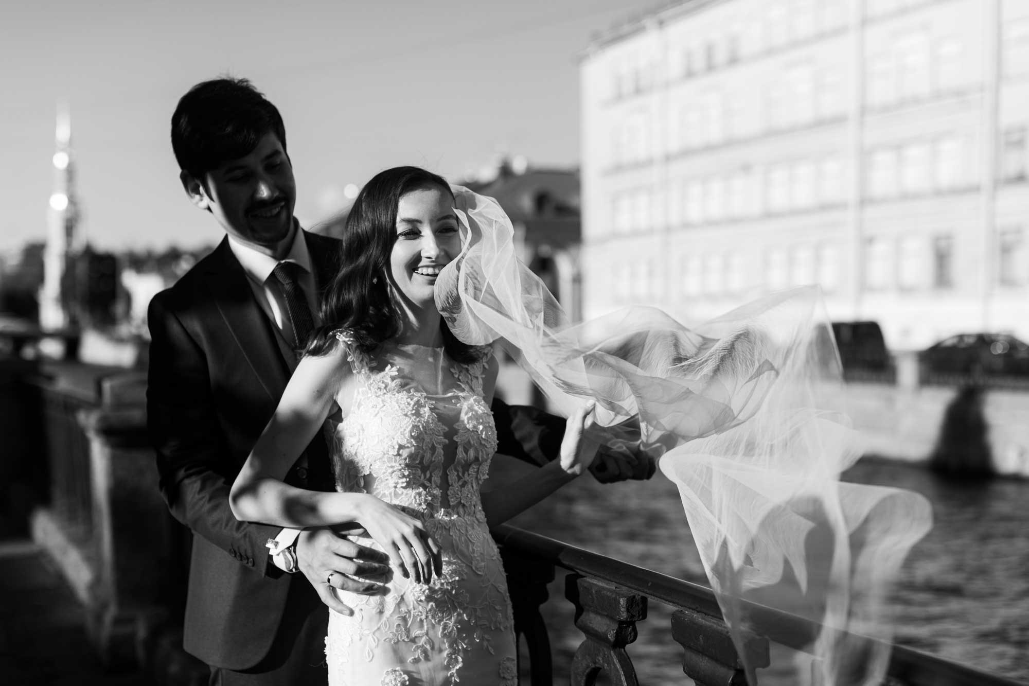 Жених и невеста у набережной