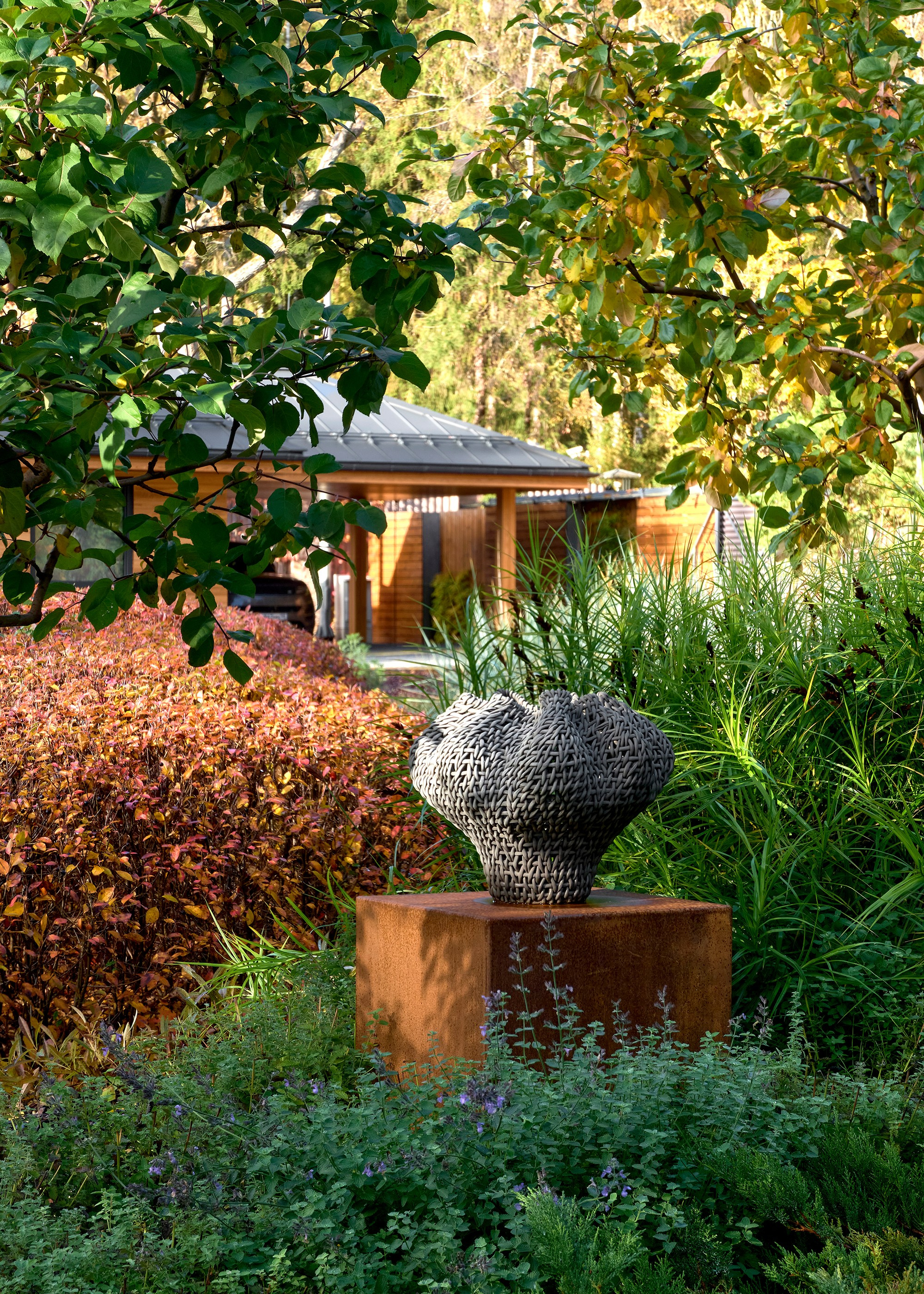 Усадьба Хрустальное: фотосъемка частного сада Валерия Федотова в Репино для L.BURO. Фотограф Наталья Соловьева | interioto