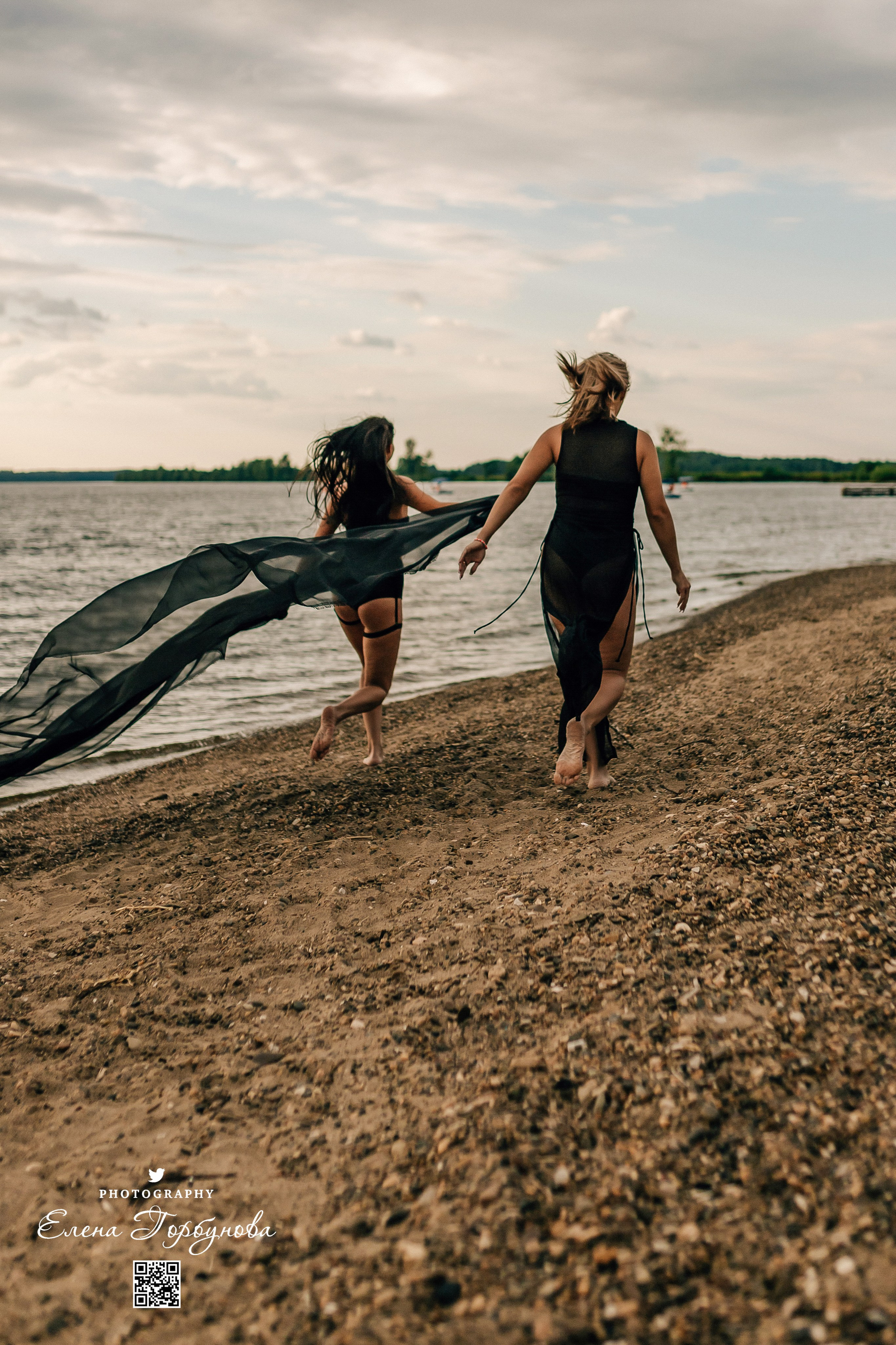 Фотосессия с черной тканью. Легкая черная вуаль летит на вертру. Фотосессия у реки черная серия с тканью. Девушка укуталась в черную ткань. Прогулка по набережной. Песок, речка, модель в черном. Качели над водой, Закат. Девушка лежит на песке. В зеленых деревьях