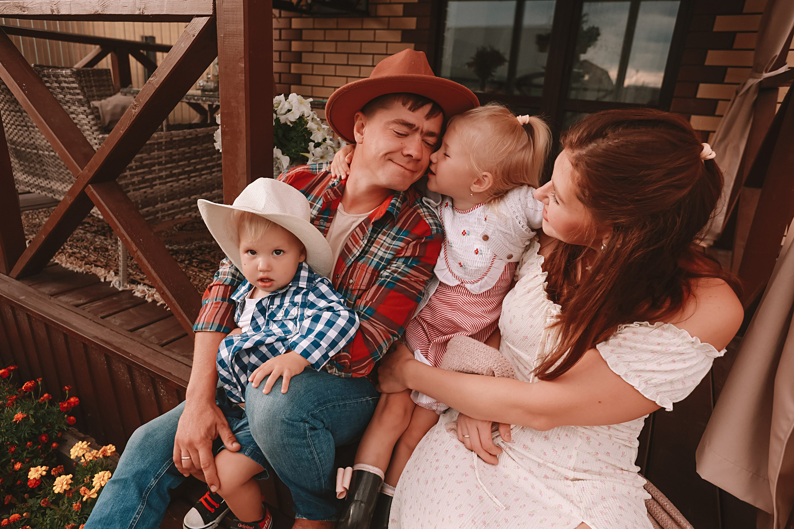 У дома. Семейный фотограф Тюмень, фотограф на роды Салмина Мария