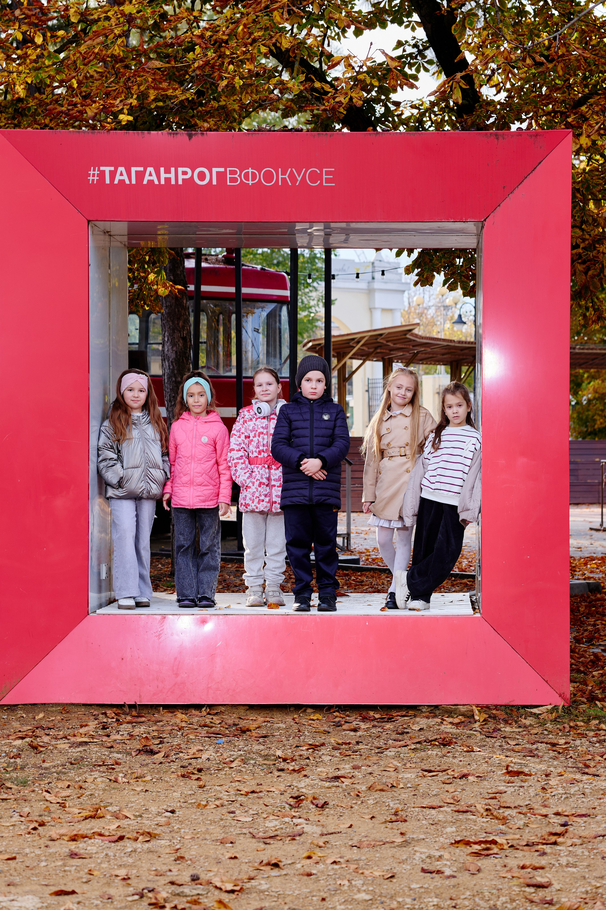 Прогулка в парке классом. Фотограф Выпускные альбомы Таганрог Сергей Коробченко