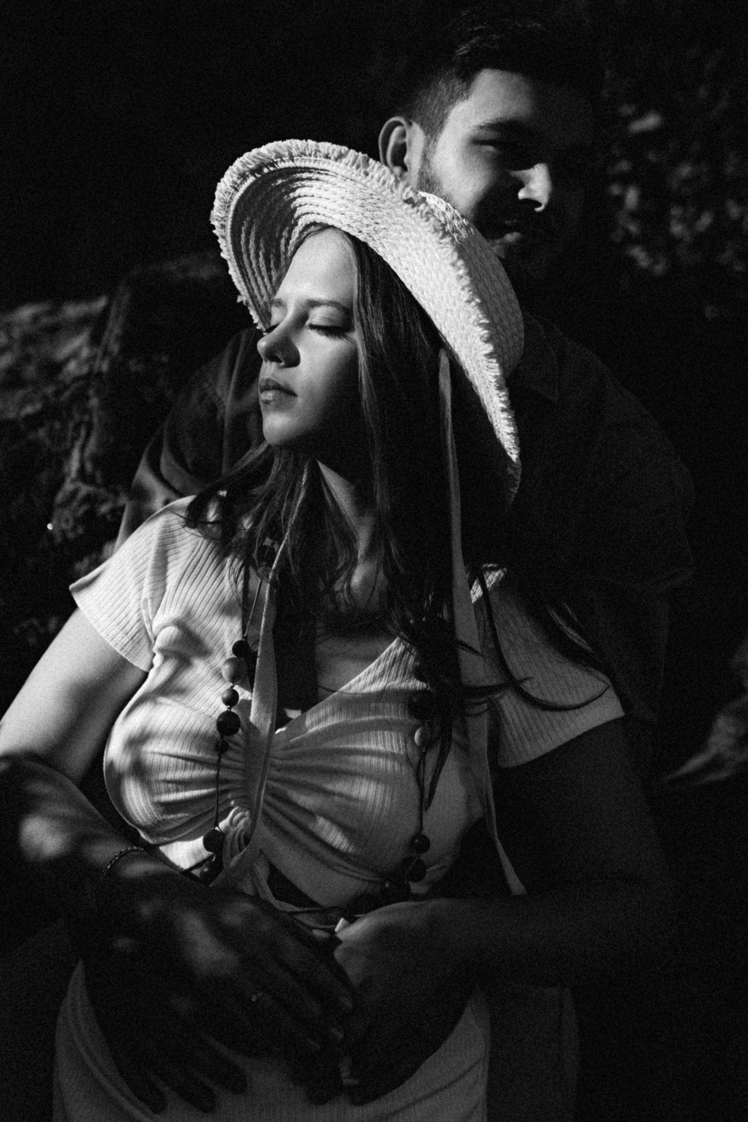 молодые влюбленные обнимаются