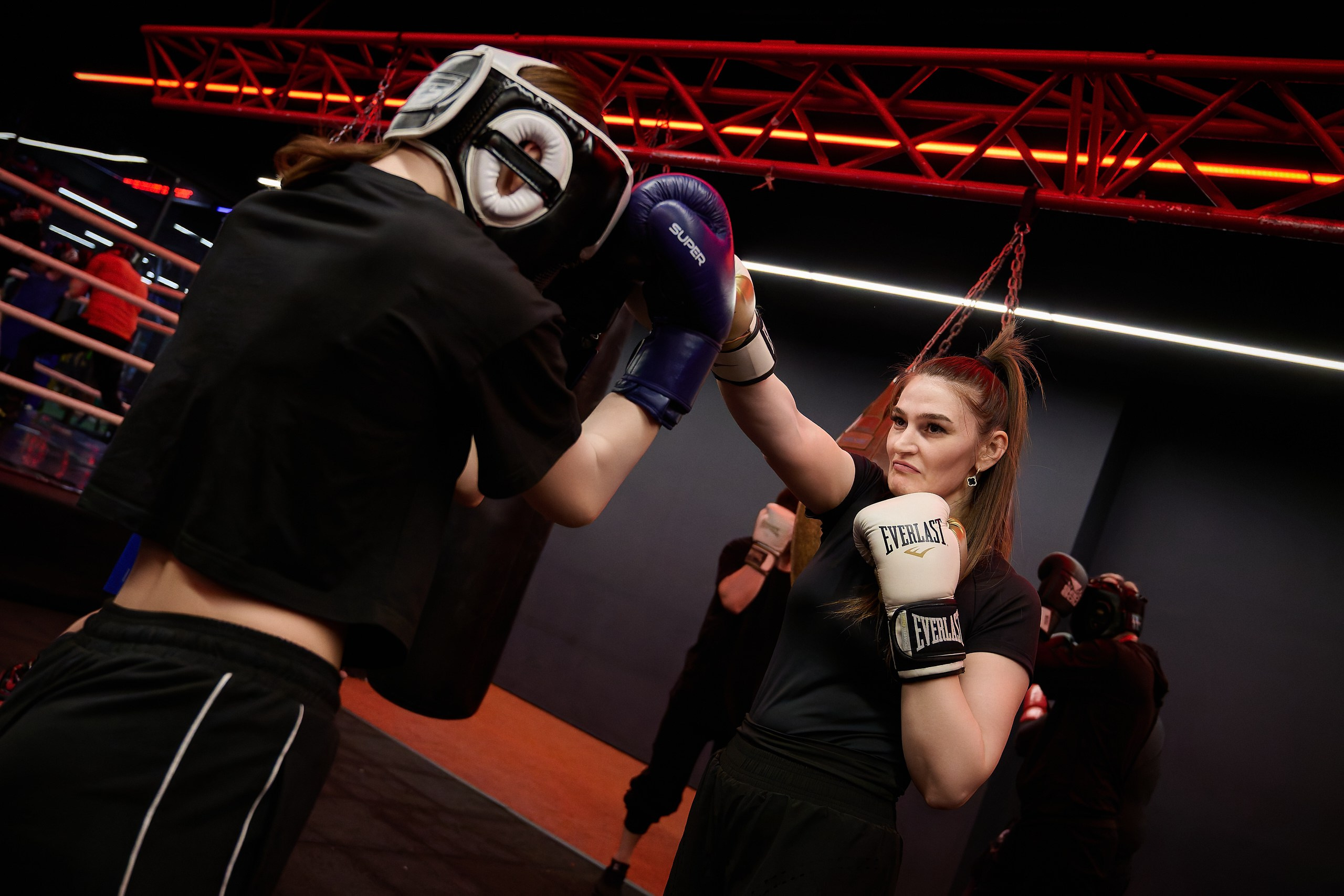 Vášeň v akcii – Fotografia športu, práce a kreatívnych procesov. Som Nikolay Samara, fotograf v Bratislave. Zameriavam sa na portréty, lifestyle, eventy a work and sport fotografiu s osobným pr