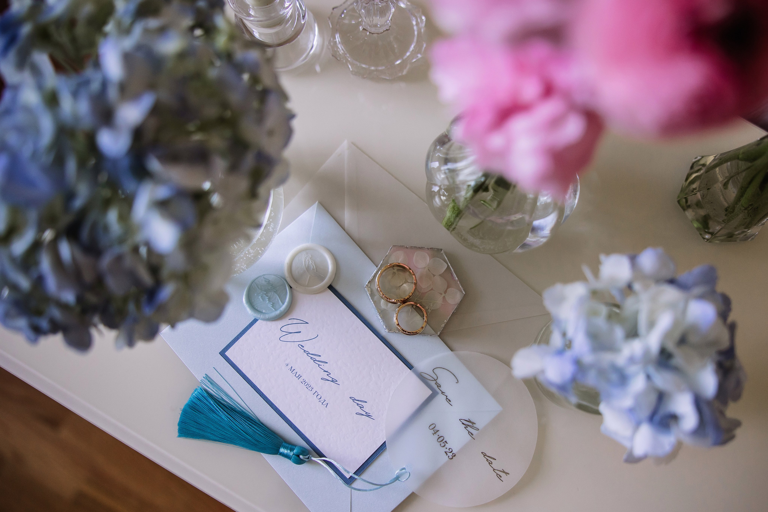 Свадебные кольца, сфотографированные сверху