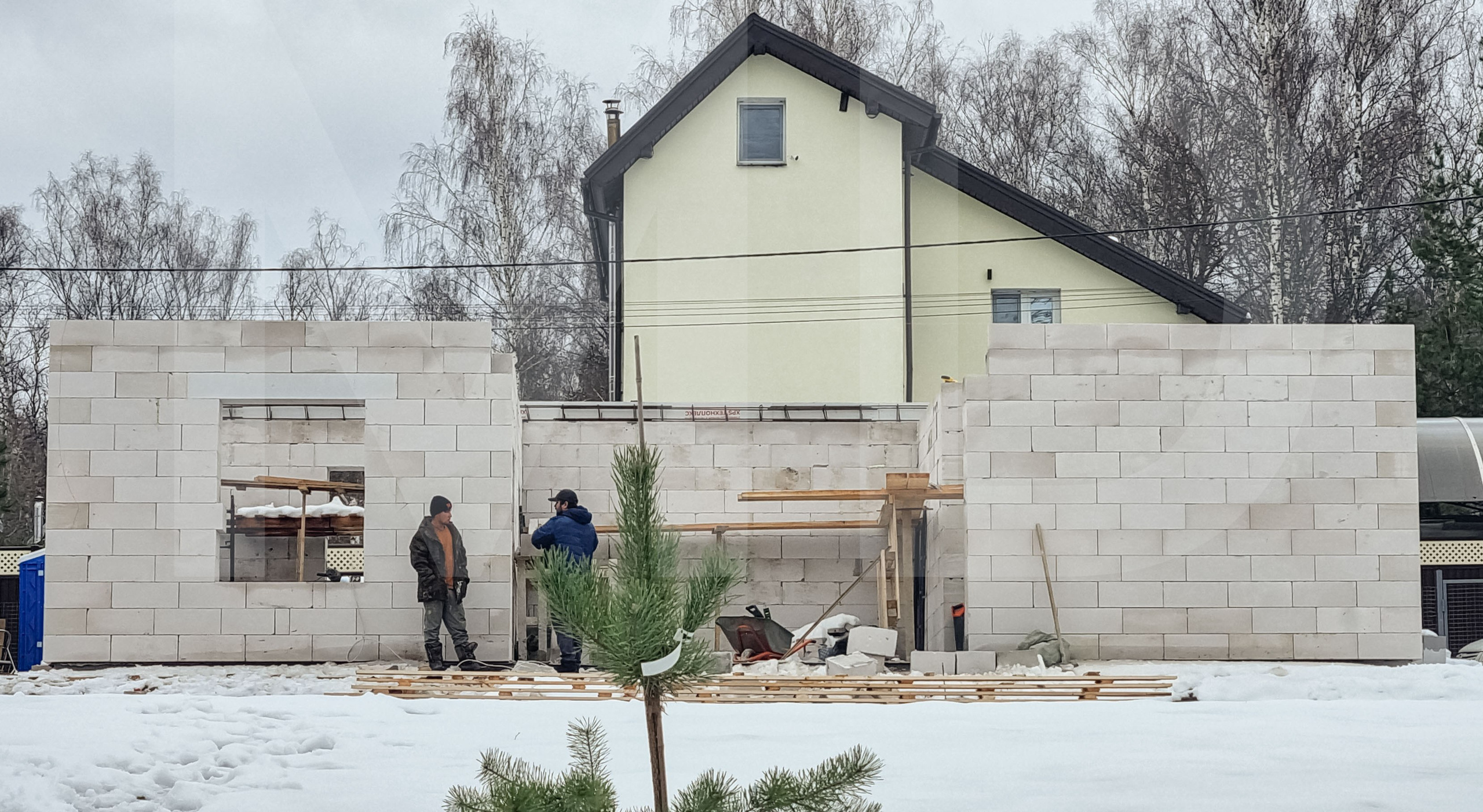 Ровные швы и точная геометрия — кладка стен первого этажа. Каждый блок уложен с соблюдением технологии.