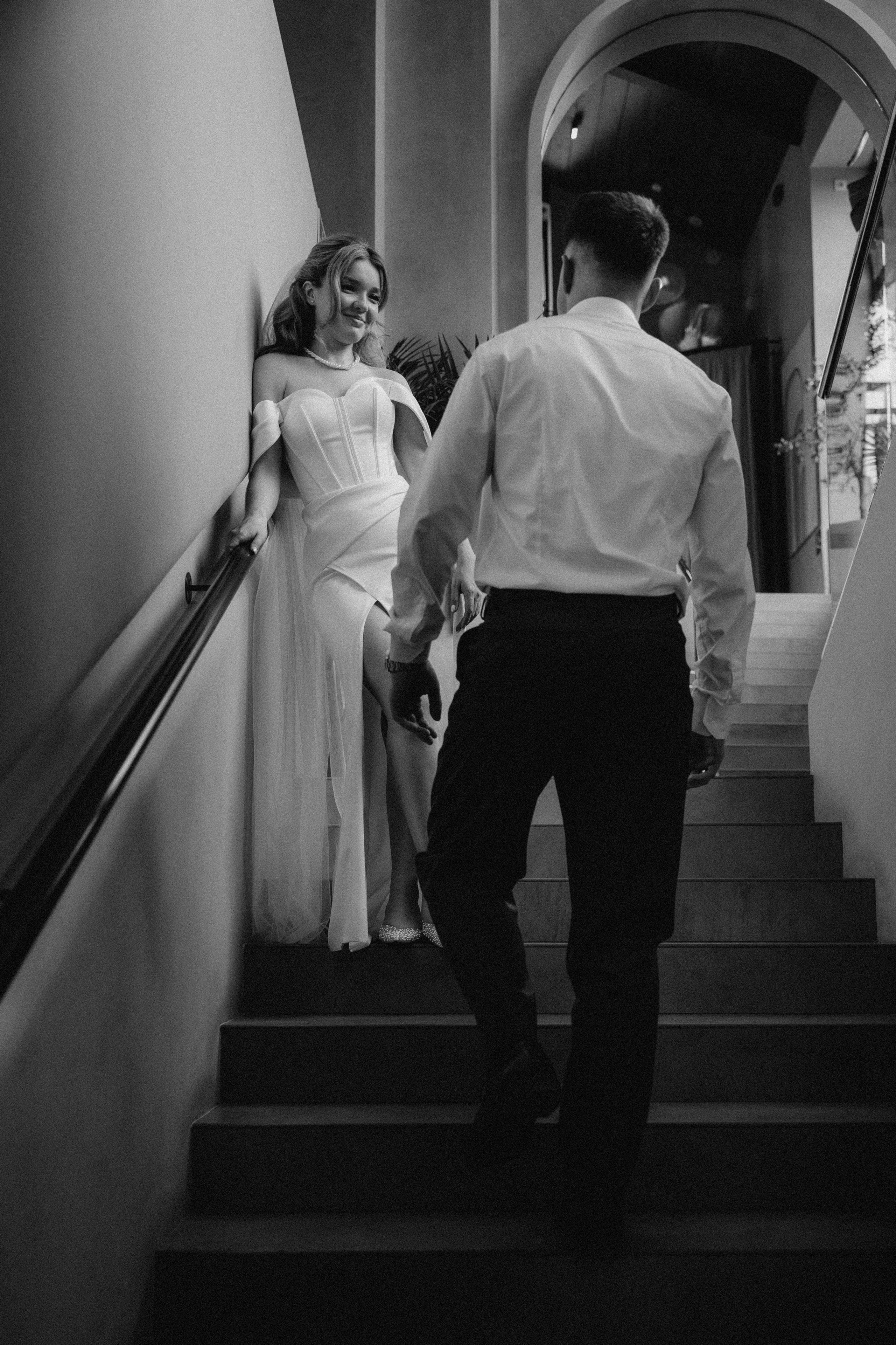 Свадебная фотосессия в стильном лифте элитного дома Москвы