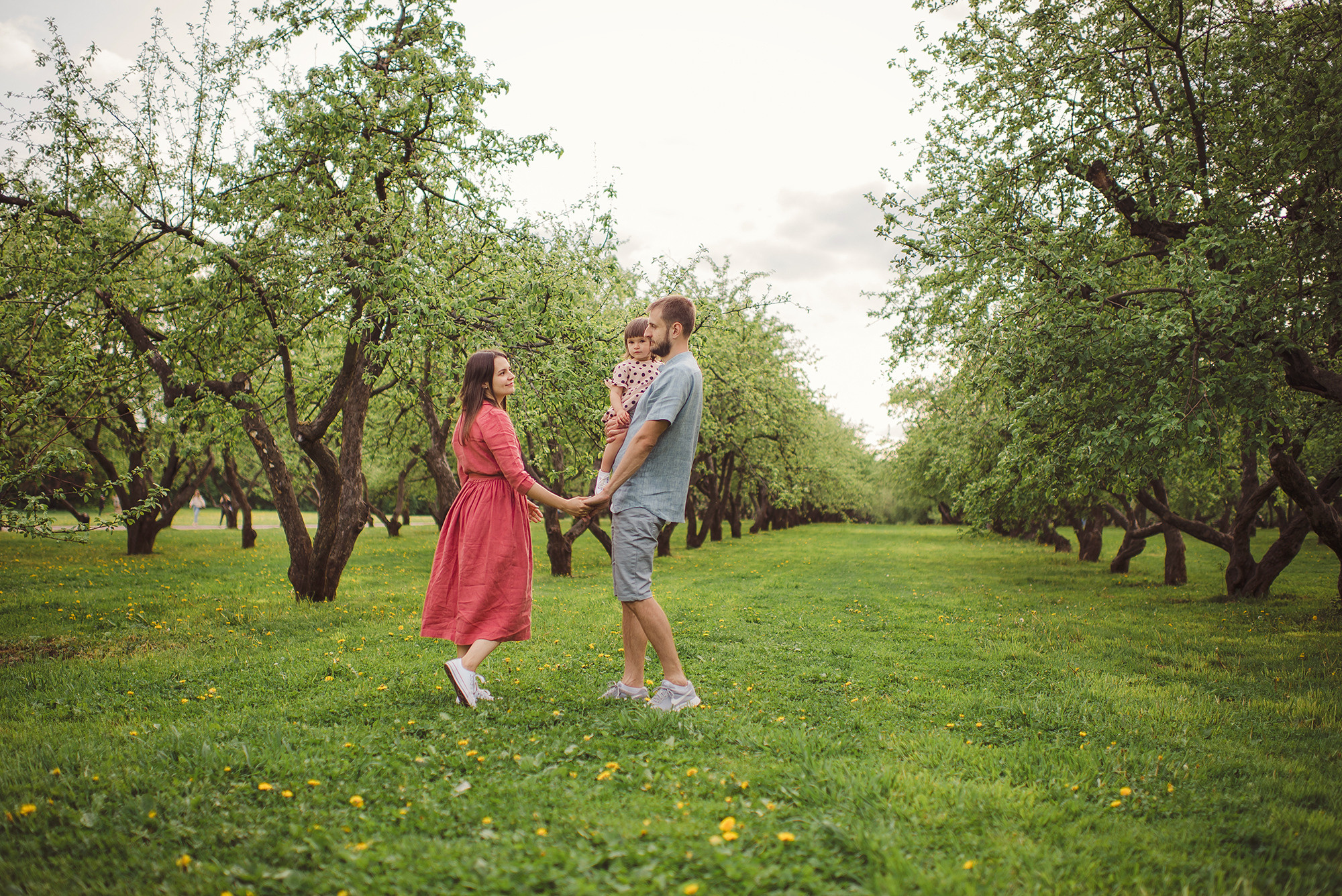 ЖЕНЬКИ и ПОЛИНА В ЦВЕТУЩЕМ КОЛОМЕНСКОМ. Свадебный и семейный фотограф РИТА БОЧКАРЁВА