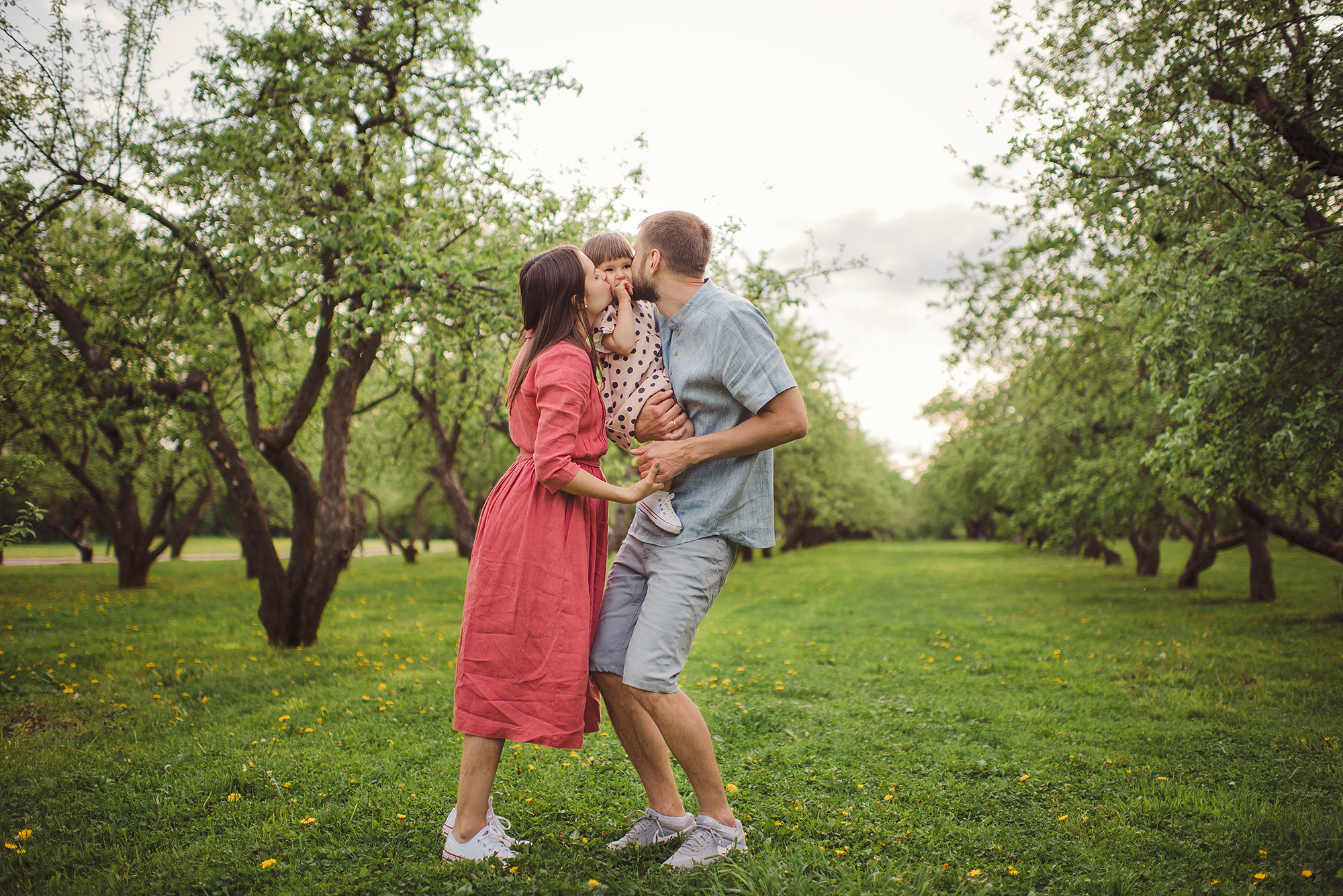 ЖЕНЬКИ и ПОЛИНА В ЦВЕТУЩЕМ КОЛОМЕНСКОМ. Свадебный и семейный фотограф РИТА БОЧКАРЁВА