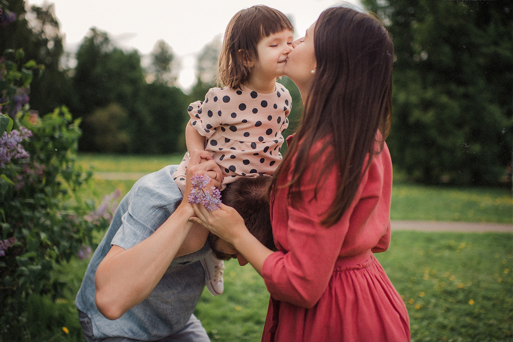 ЖЕНЬКИ и ПОЛИНА В ЦВЕТУЩЕМ КОЛОМЕНСКОМ. Свадебный и семейный фотограф РИТА БОЧКАРЁВА