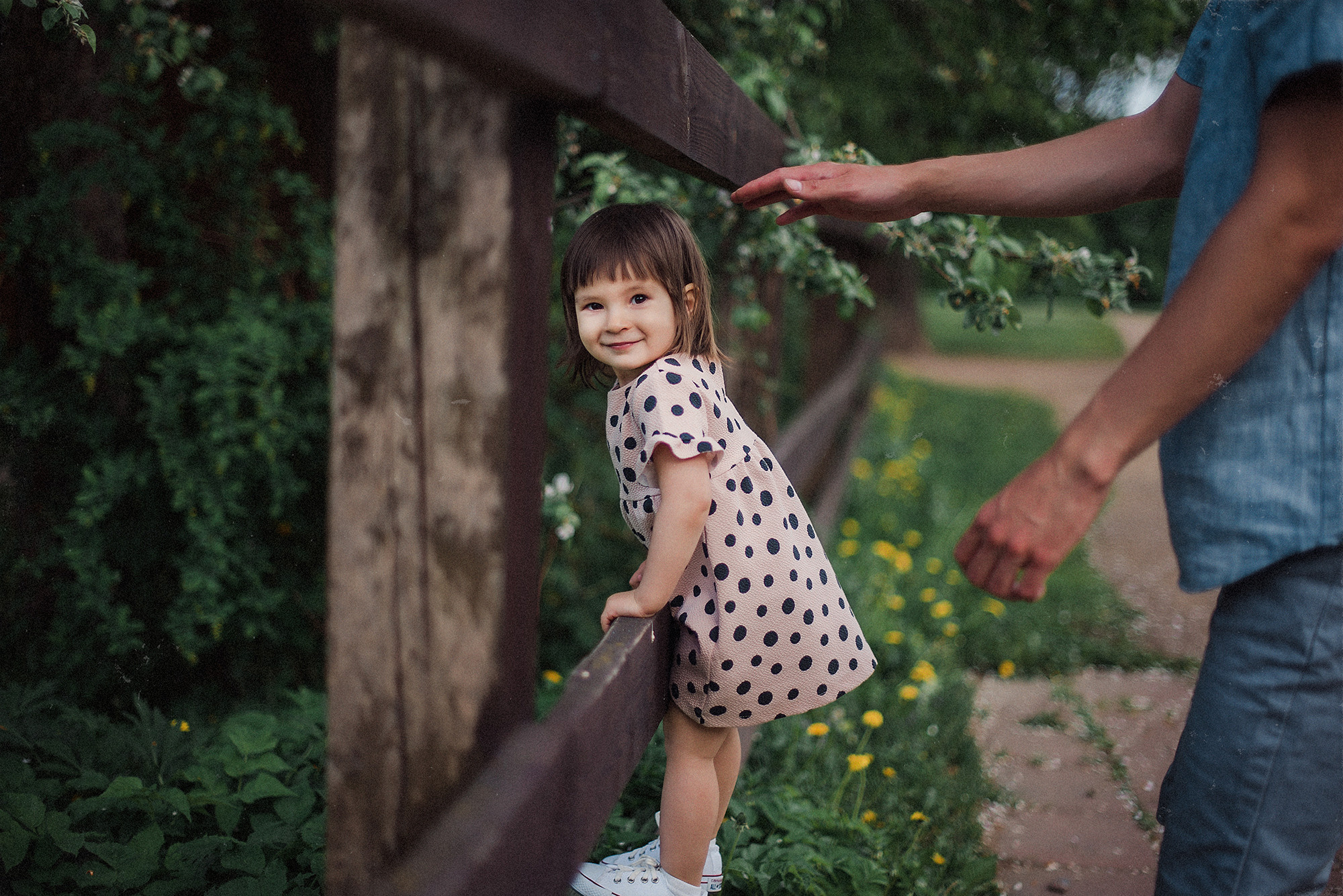 ЖЕНЬКИ и ПОЛИНА В ЦВЕТУЩЕМ КОЛОМЕНСКОМ. Свадебный и семейный фотограф РИТА БОЧКАРЁВА