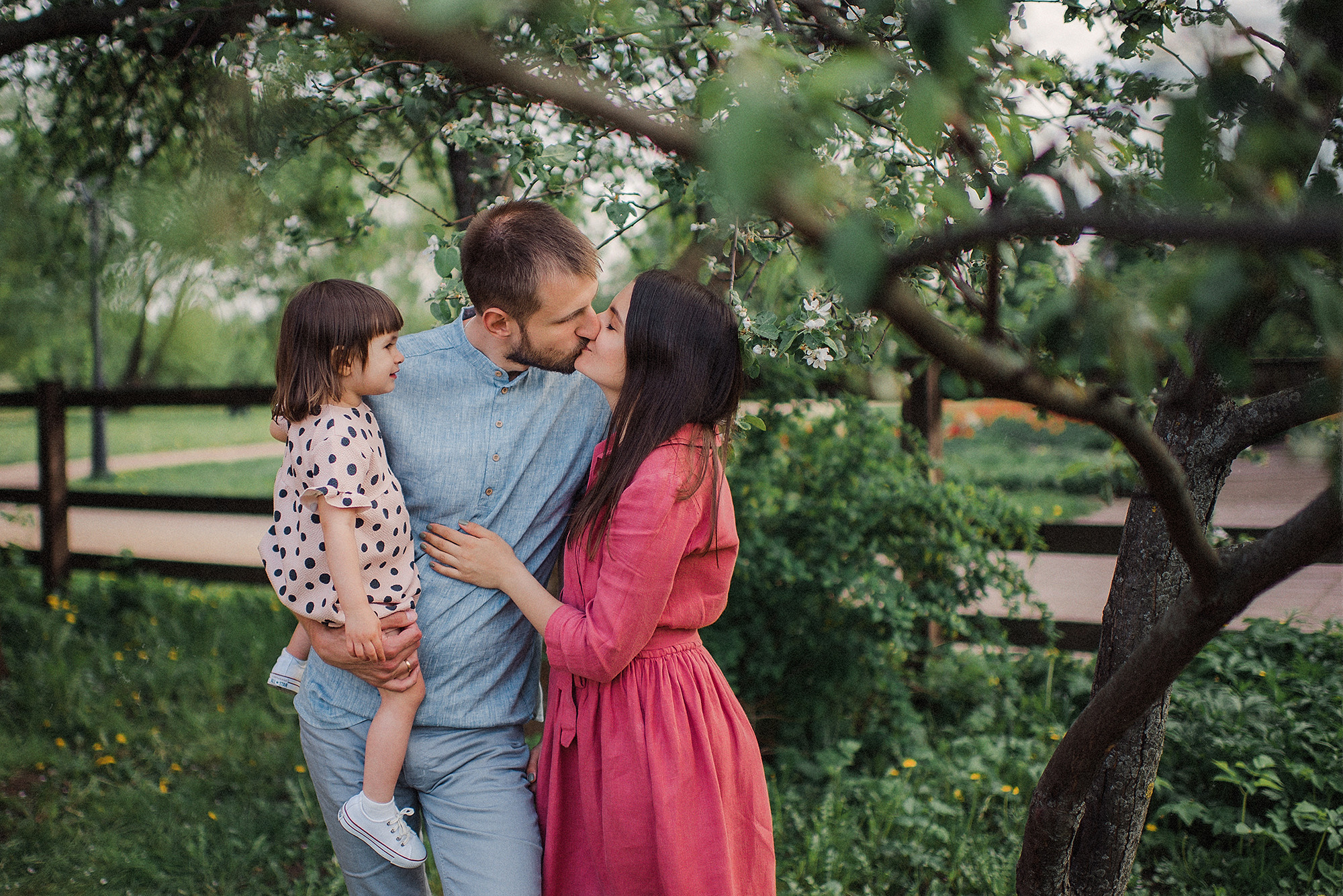 ЖЕНЬКИ и ПОЛИНА В ЦВЕТУЩЕМ КОЛОМЕНСКОМ. Свадебный и семейный фотограф РИТА БОЧКАРЁВА