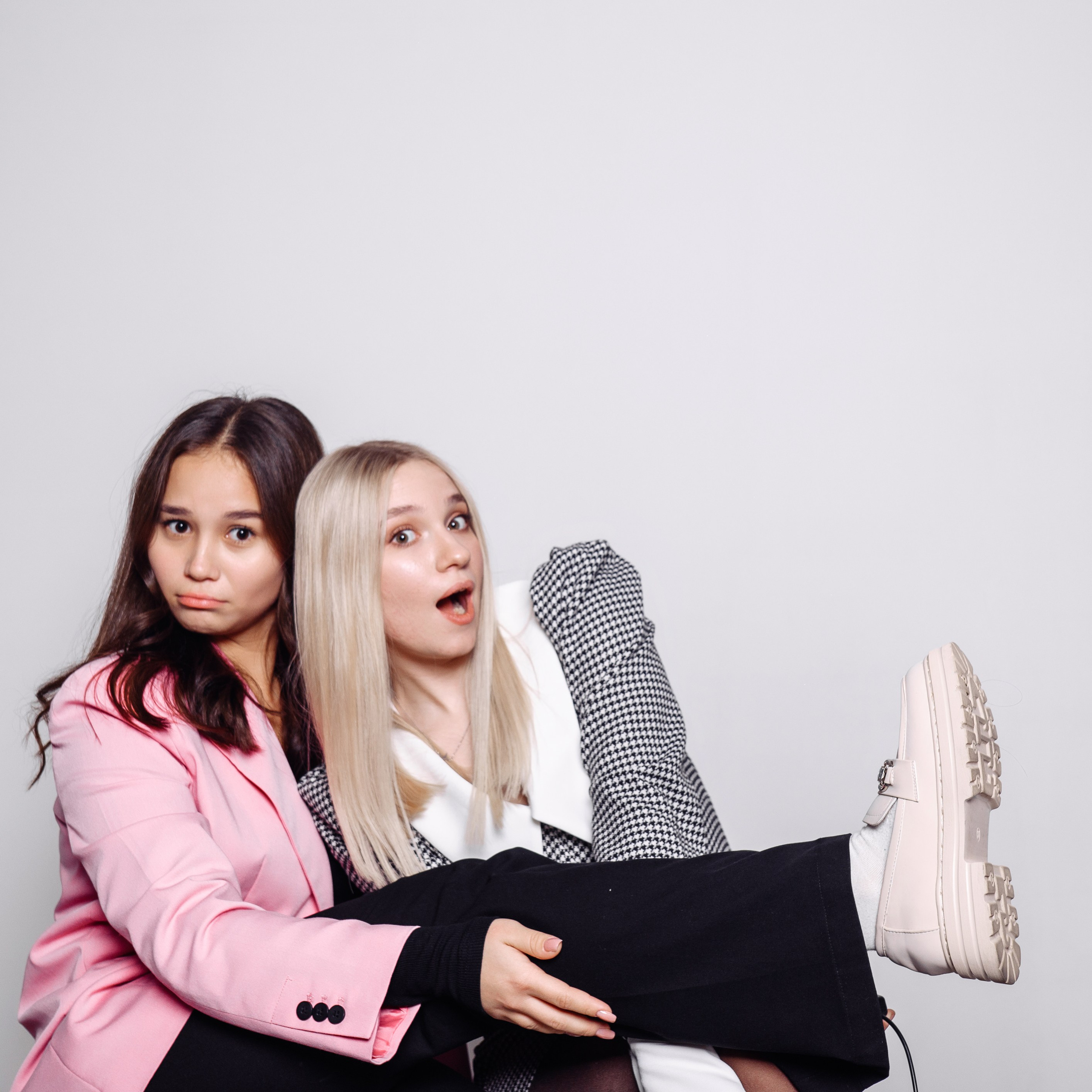 Альбомы в ФотоСтудии SelfieBox. НеФотоАльбом — выпускные альбомы Абакан Минусинск Черногорск Хакасия