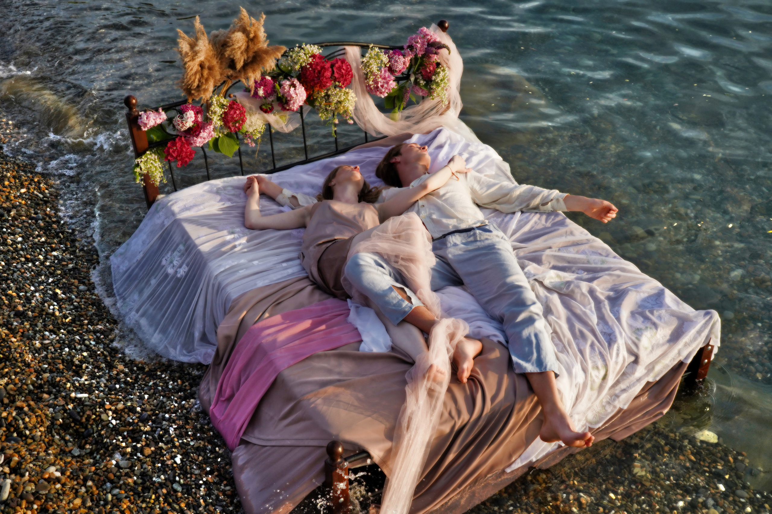 Love Story фотосессия молодая пара на кровати на берегу моря в Адлере топ фотограф Dmitrypalma pinterest