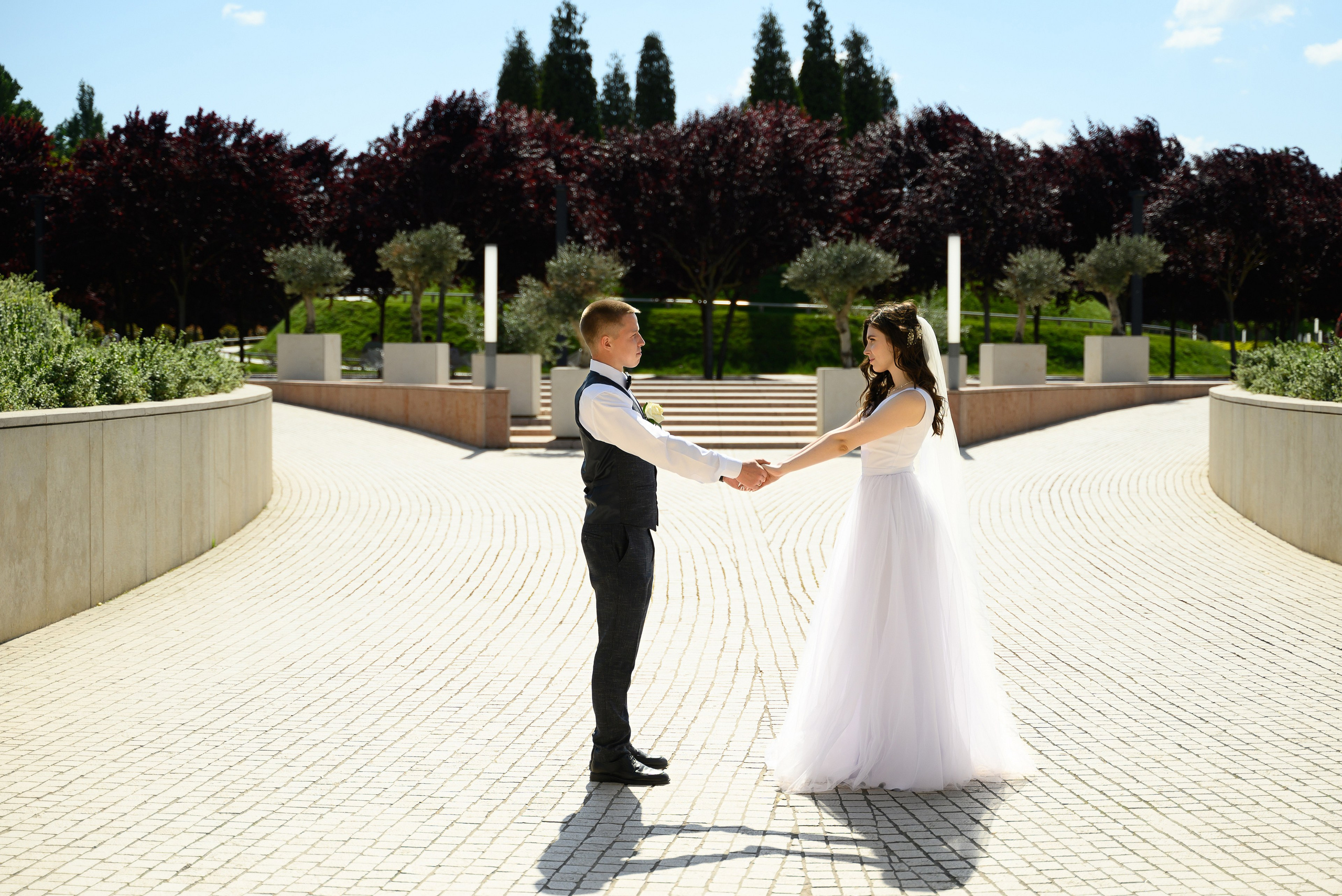 Жених и невеста в парке Краснодар.