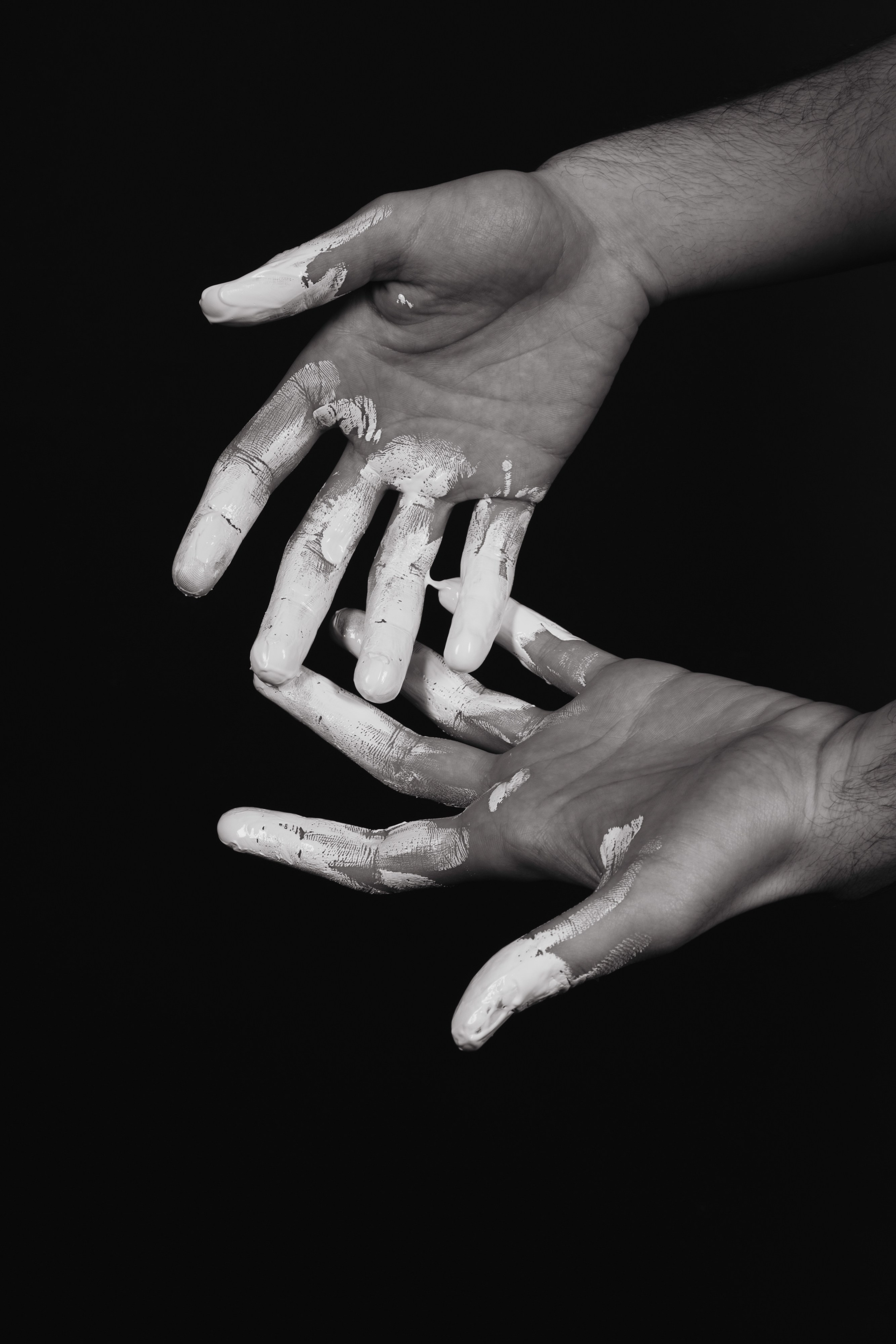 Эмоции. Краска и красные нити. Мари — фотограф и видеограф из Москвы