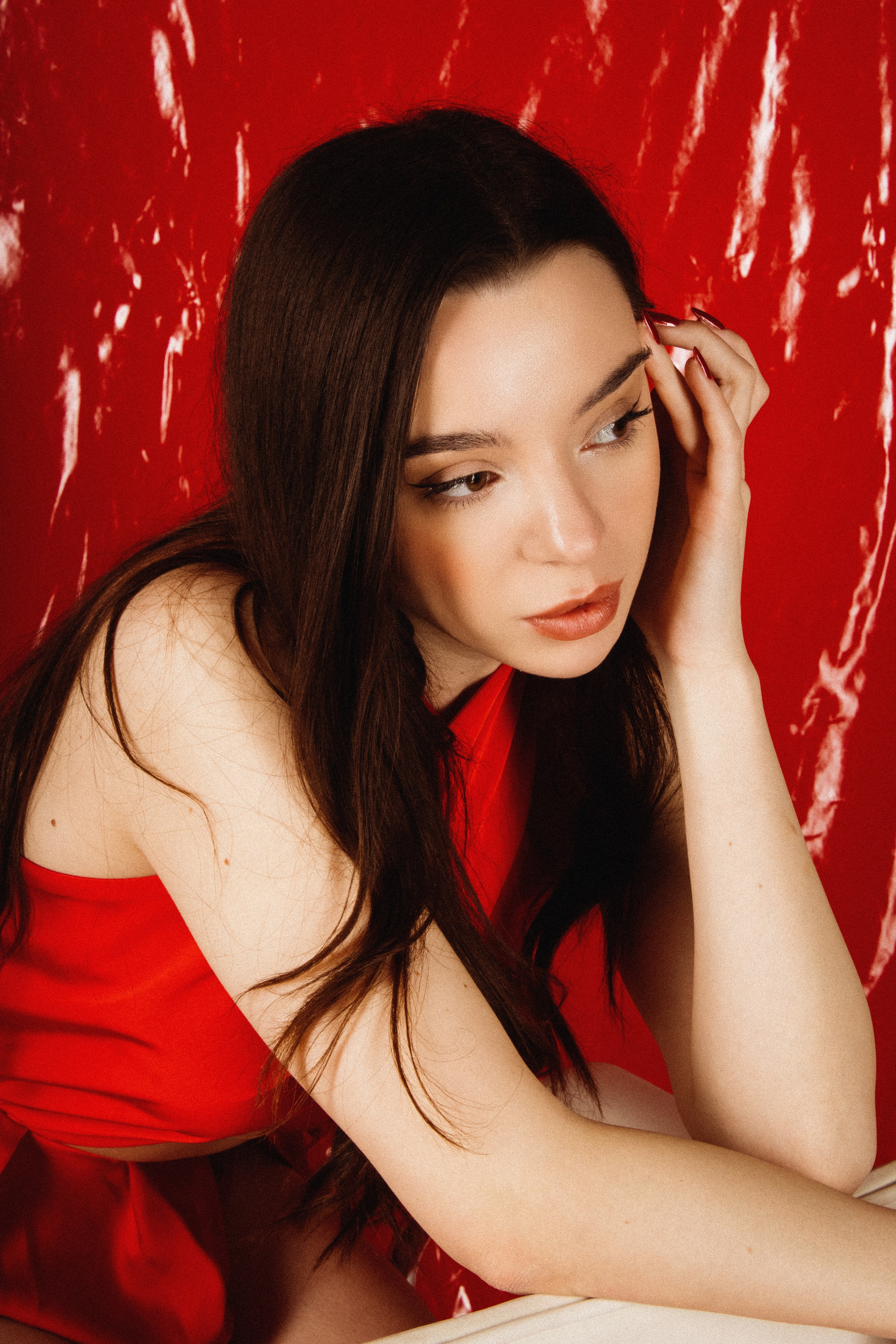 фотосессия в студии на красном лаковом фоне