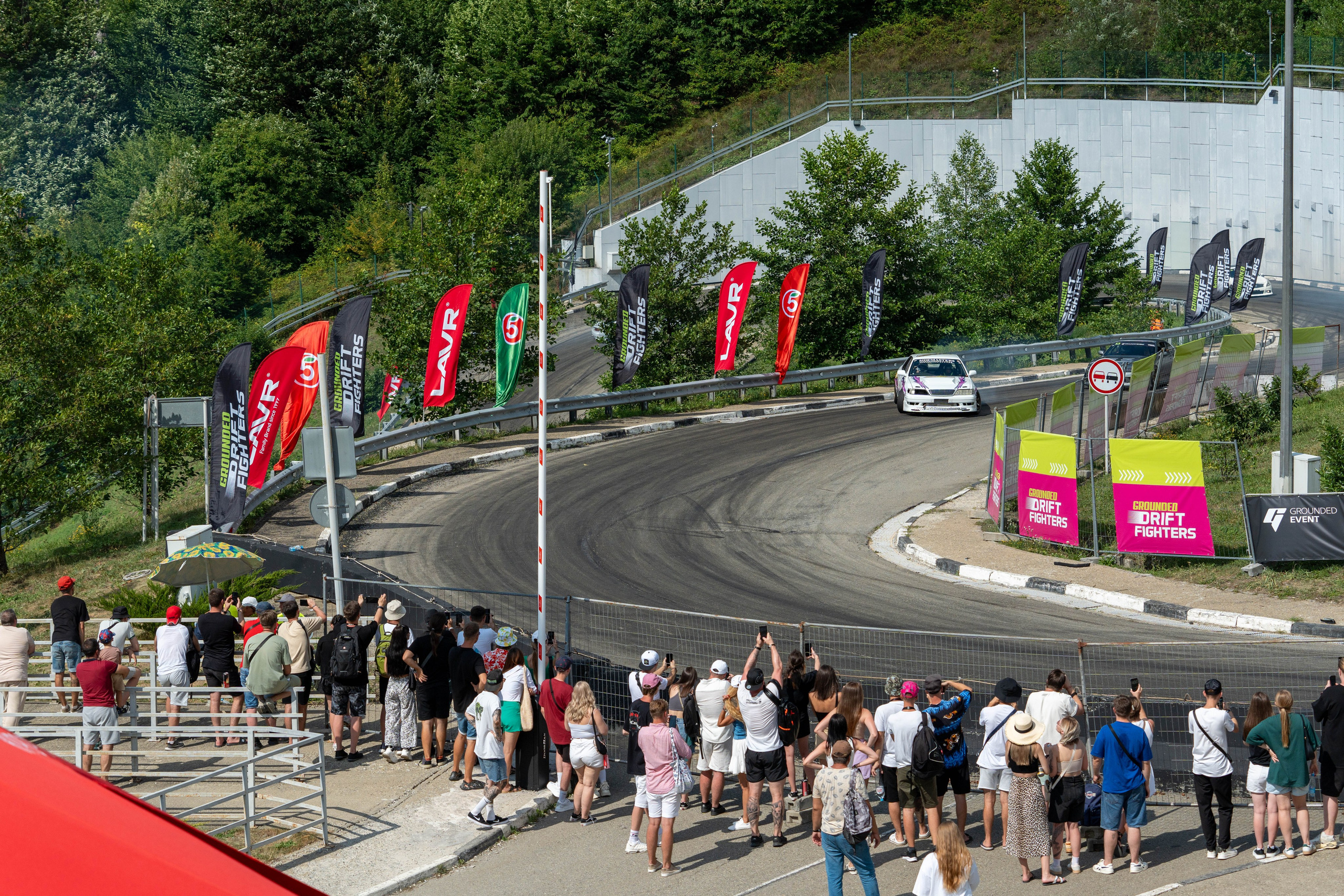 Фотоотчет партнеской интеграции для сети «Пятерочка» на фестивале «Grounded». Репортажный фотограф в Красной Поляне и Сочи Павлюченко Екатерина