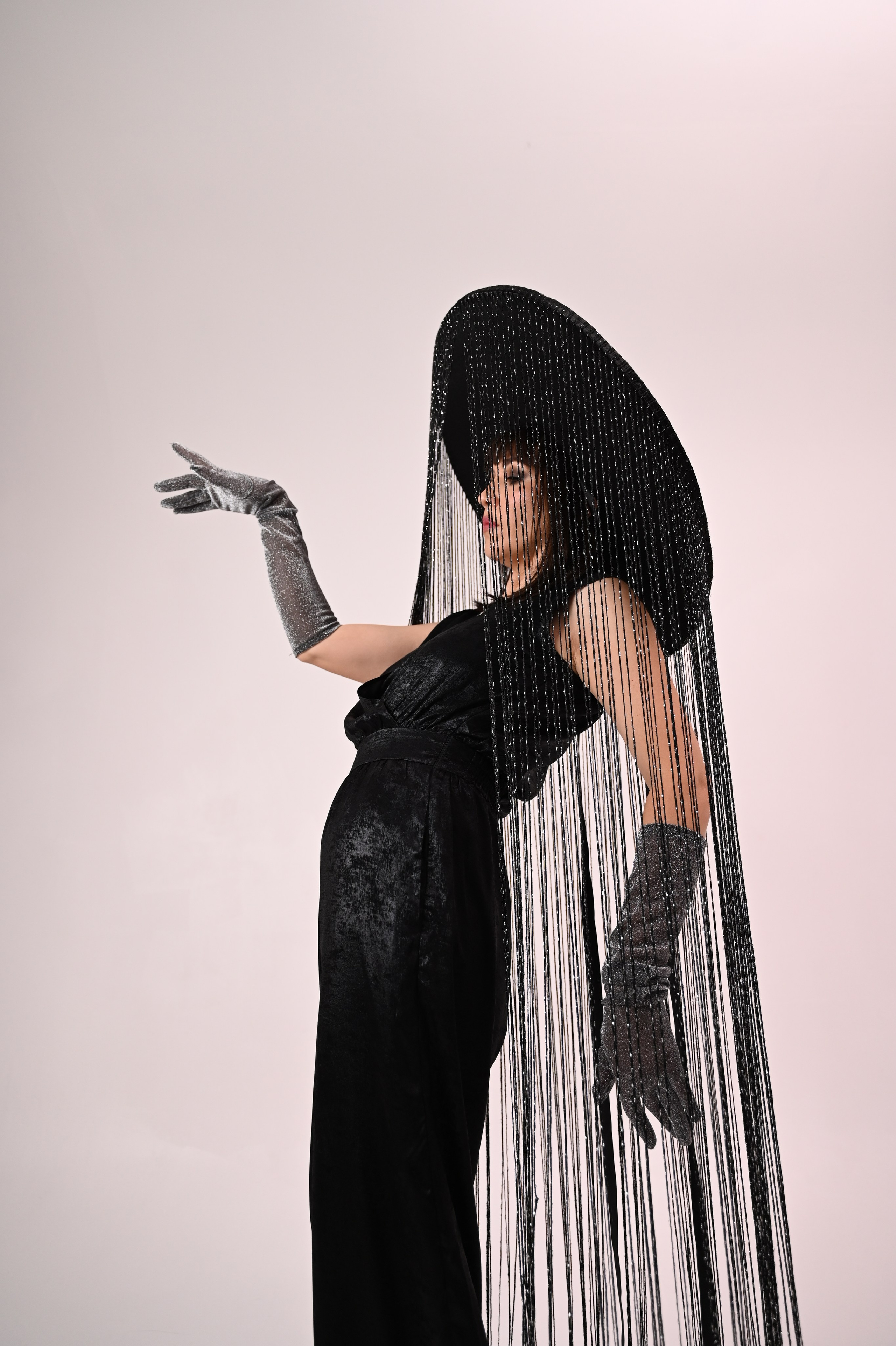 Фотосессия в шляпе с нитями. Фотостудия в Краснодаре