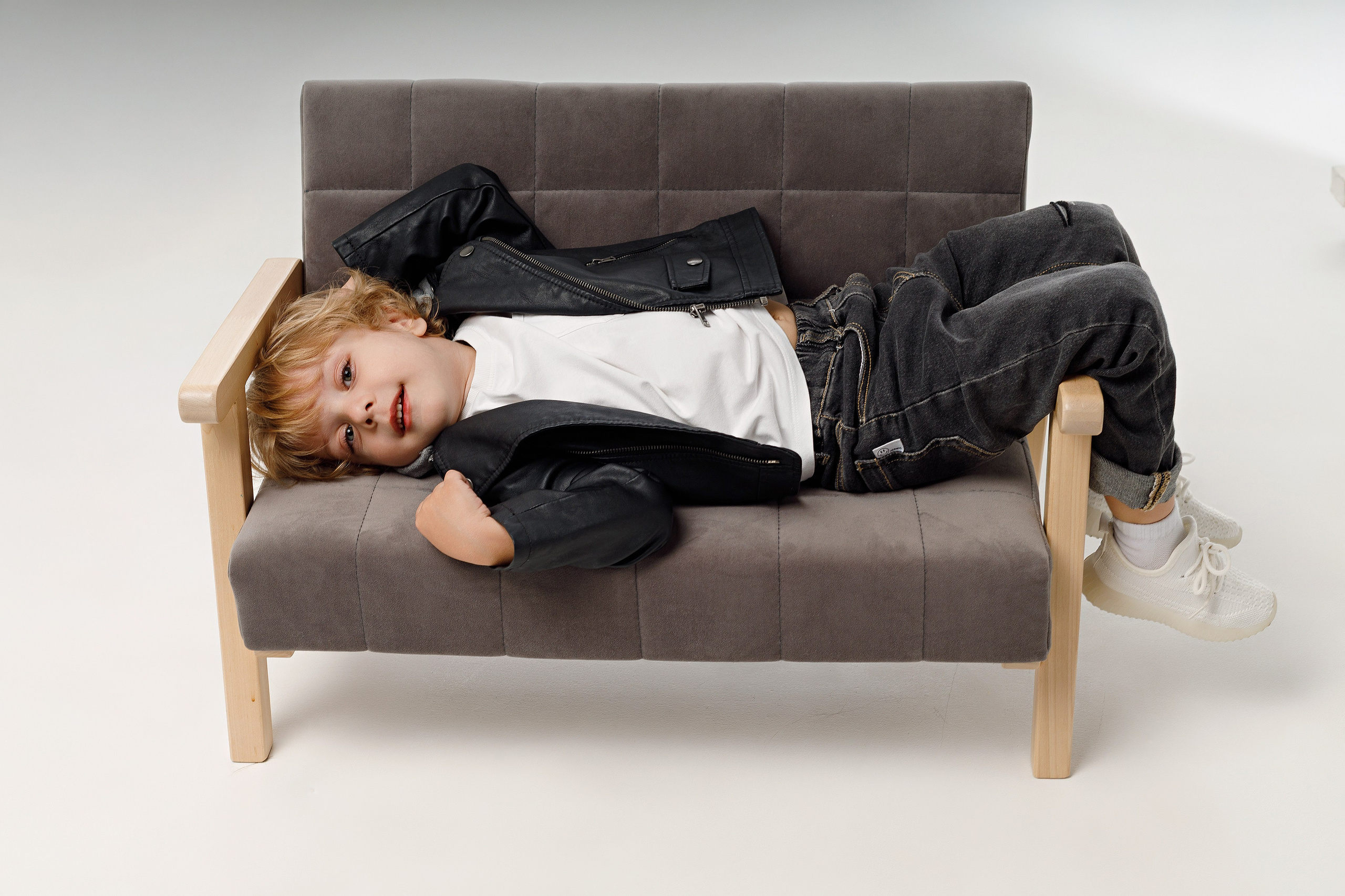 Фотосессия братьев в Сочи от детского фотографа. Детский студийный фотограф Сочи