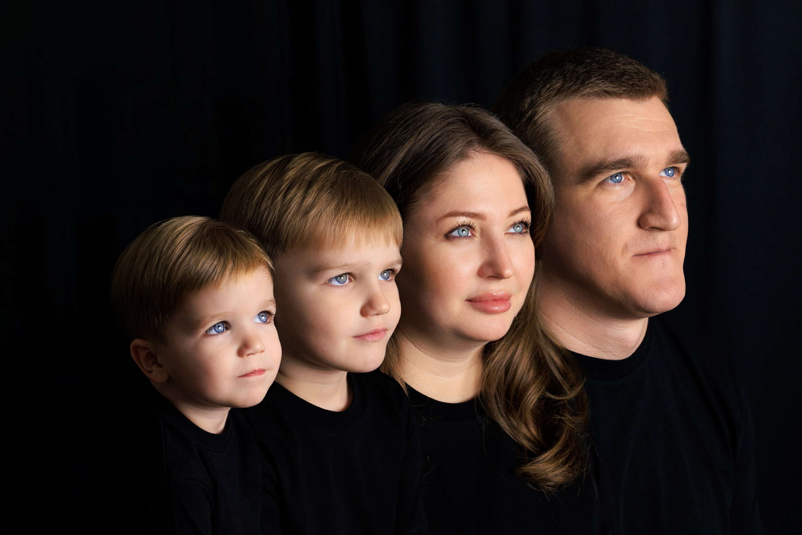 Портрет поколений на чёрном фоне. Семейный и детский фотограф в Краснодаре Анна Трашкова