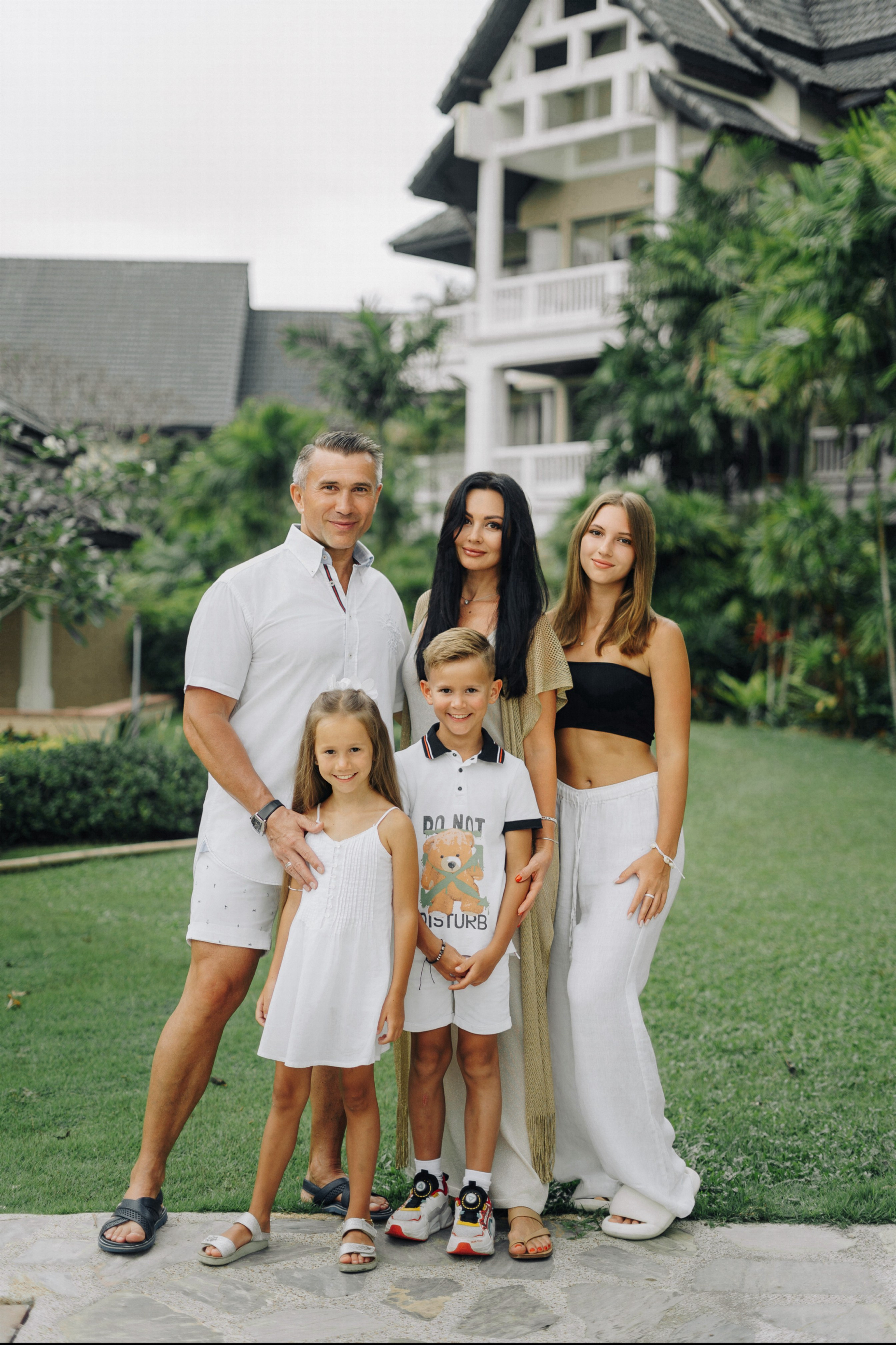 Family photoshoot. Professional Wedding Photography, Portraits, and Studio Photoshoots in Phuket