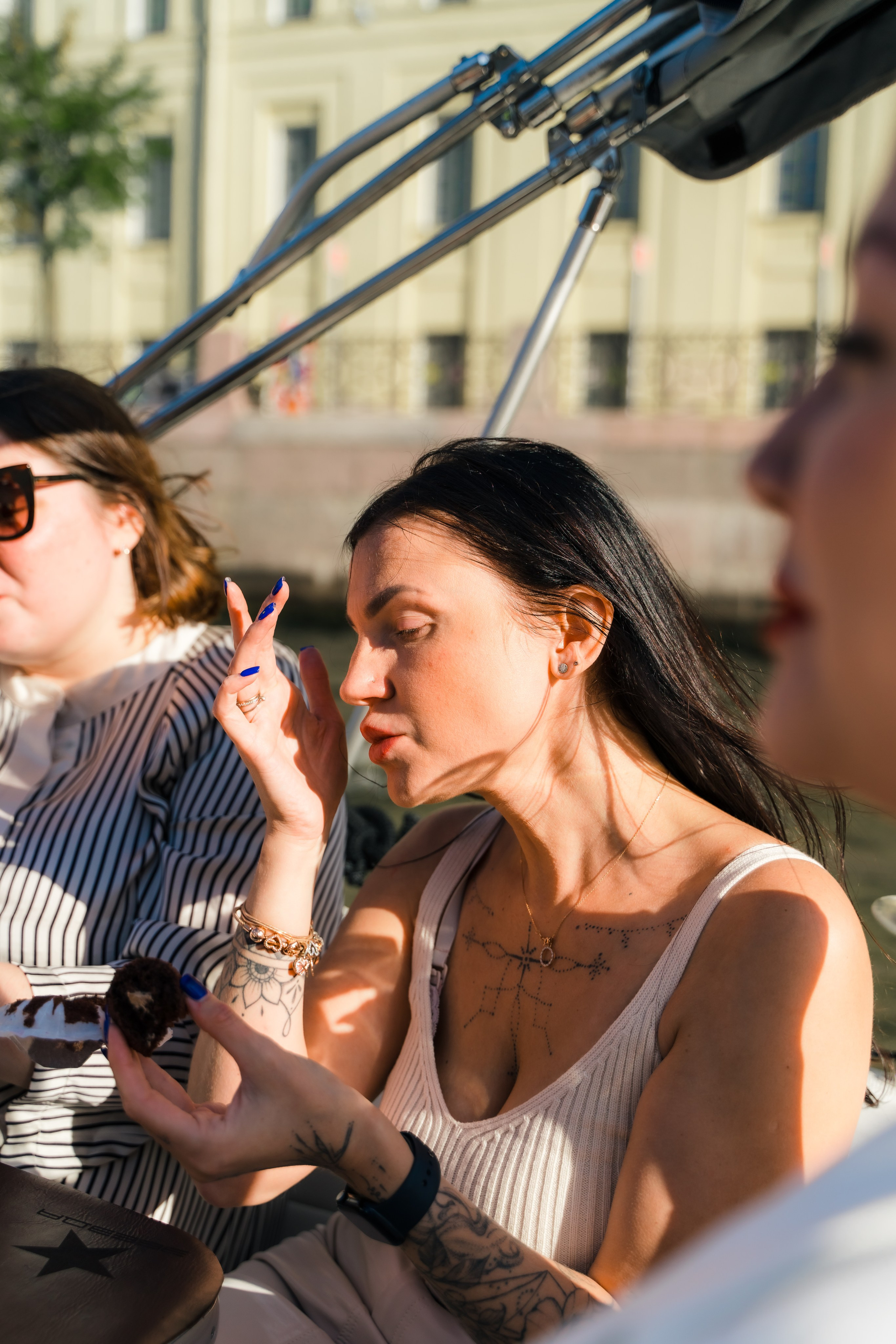 Фотосъемка девичника, встреча девушек, веселые женские портреты