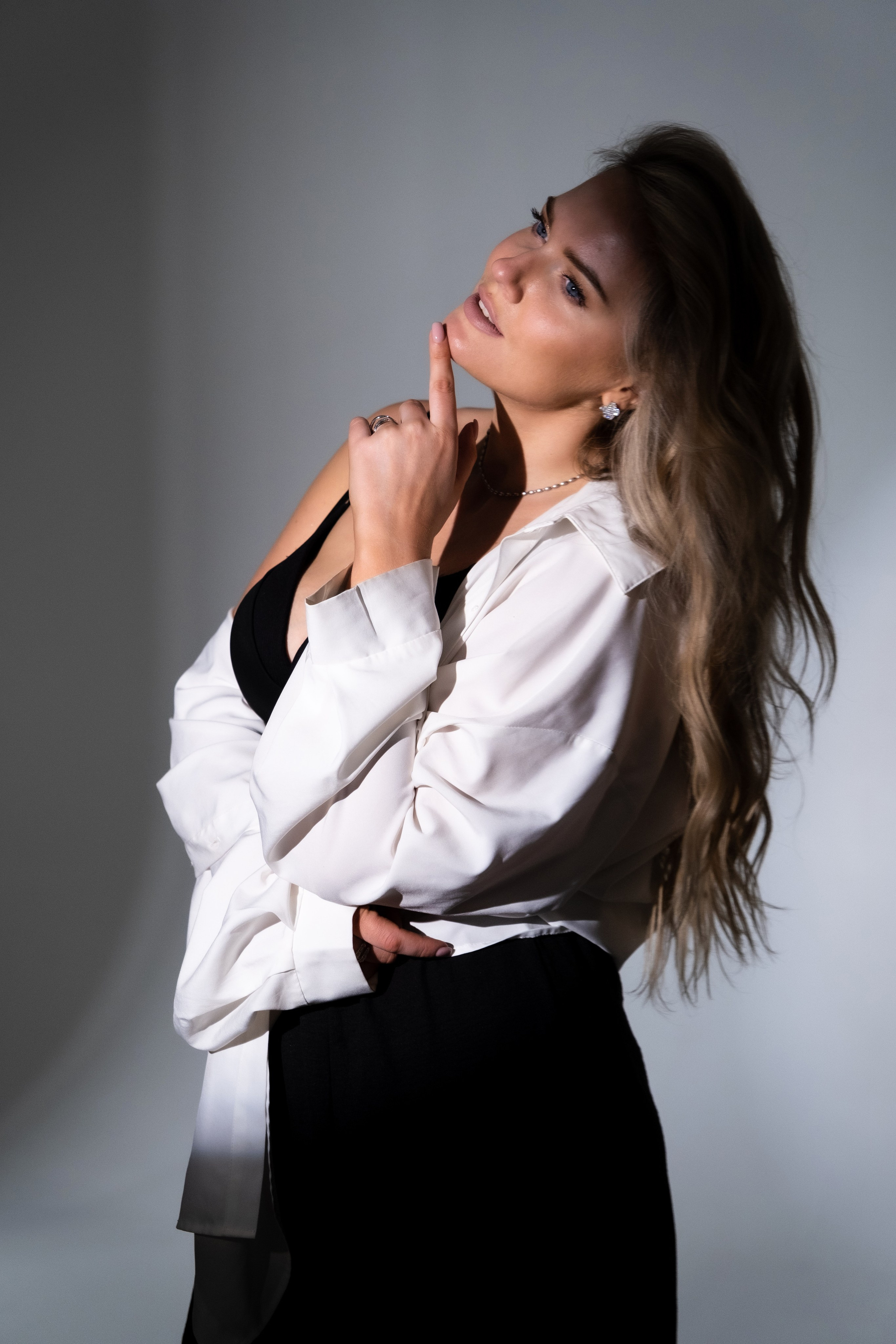 Фотосессия девушки Plus Size в фотостудии Екатеринбурга. Свадебный фотограф в Екатеринбурге — заказ профессиональной фотосесии, все виды фотосъемки