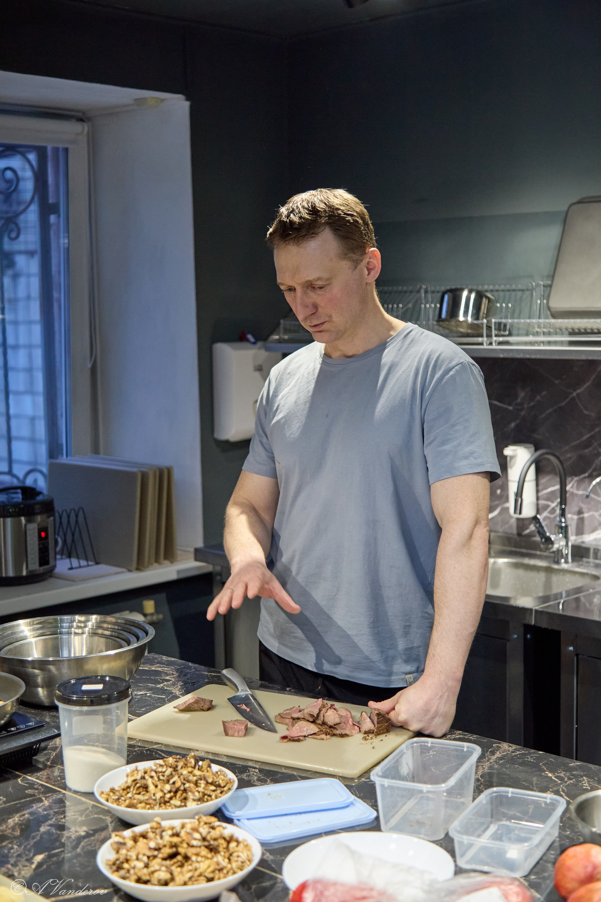 Мужские разговоры на кухне. Фотограф Омск | Александр Вандеров