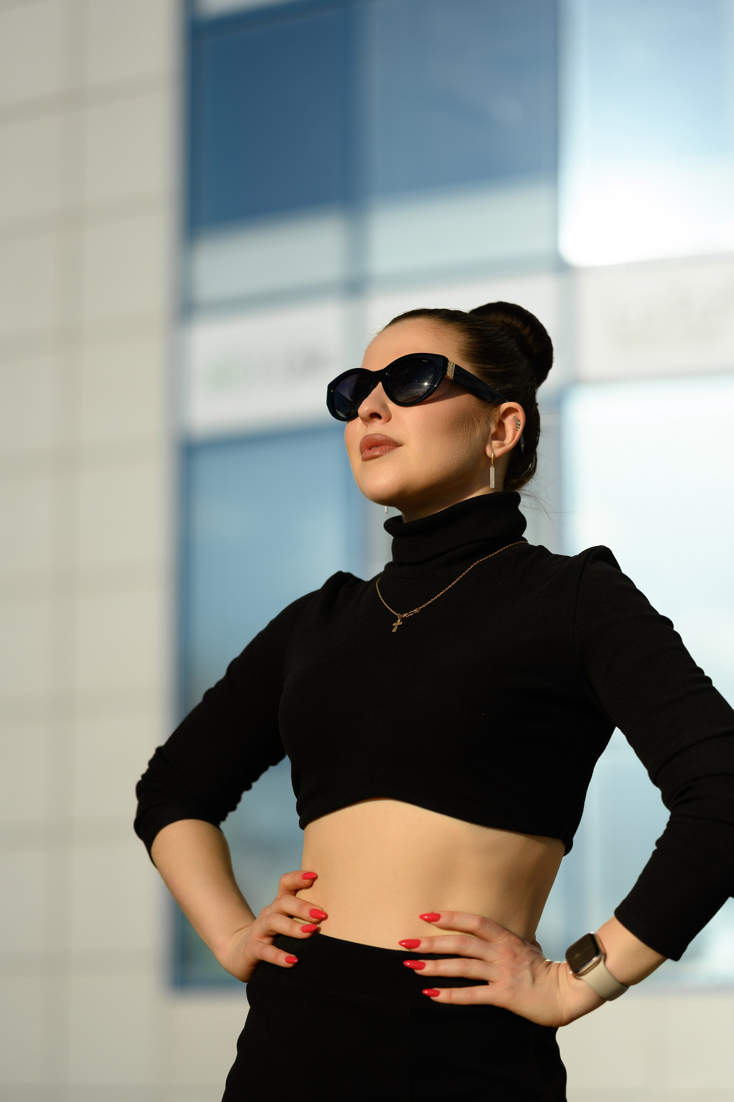 Поясной портрет красивой девушки.