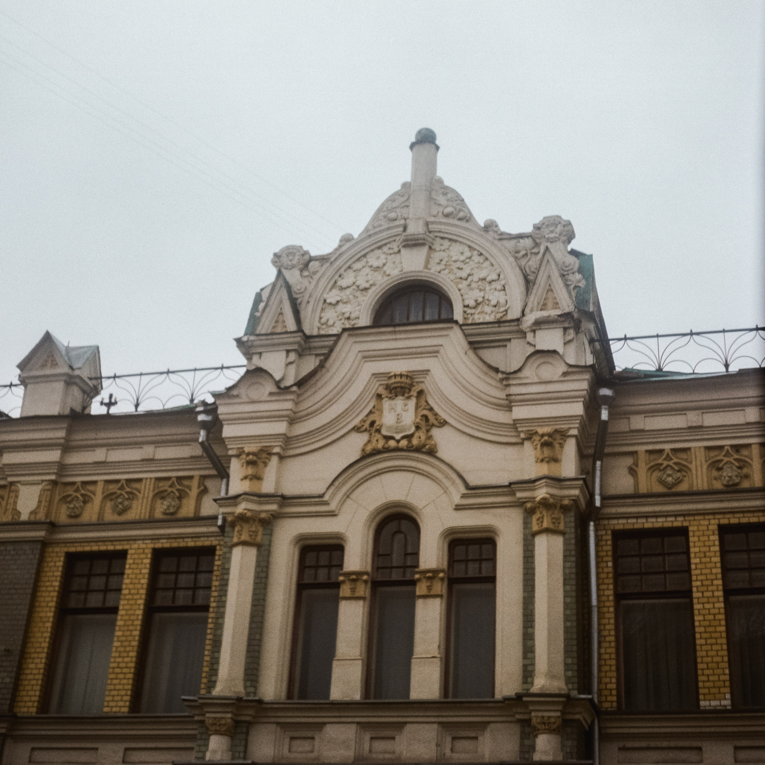 Ул. Большая Полянка и Музей Тропинина / Kodak Gold 200 / Konishiroku Pearl II