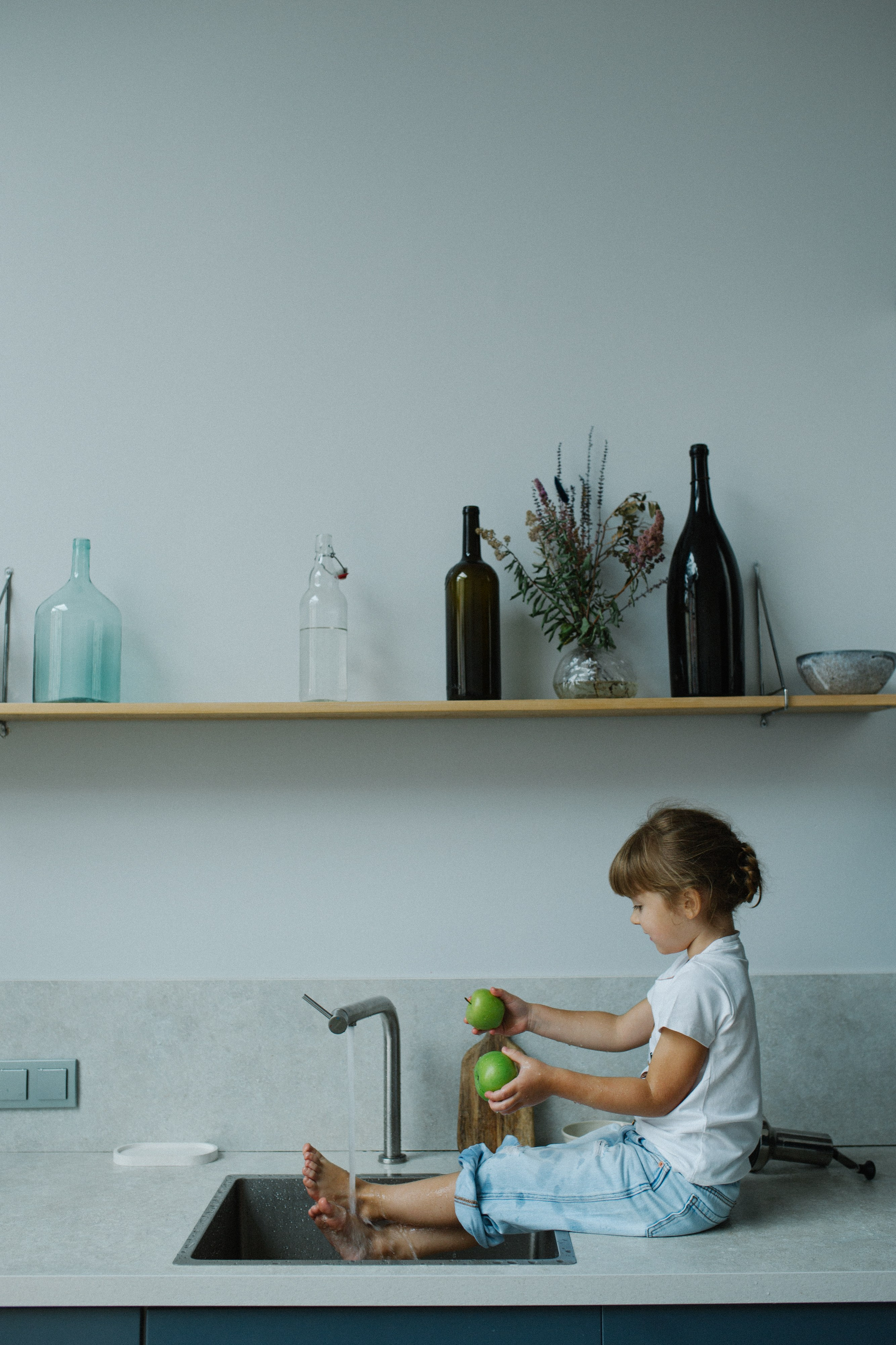 Купание с танцами на столе. Фотограф Оля Батист