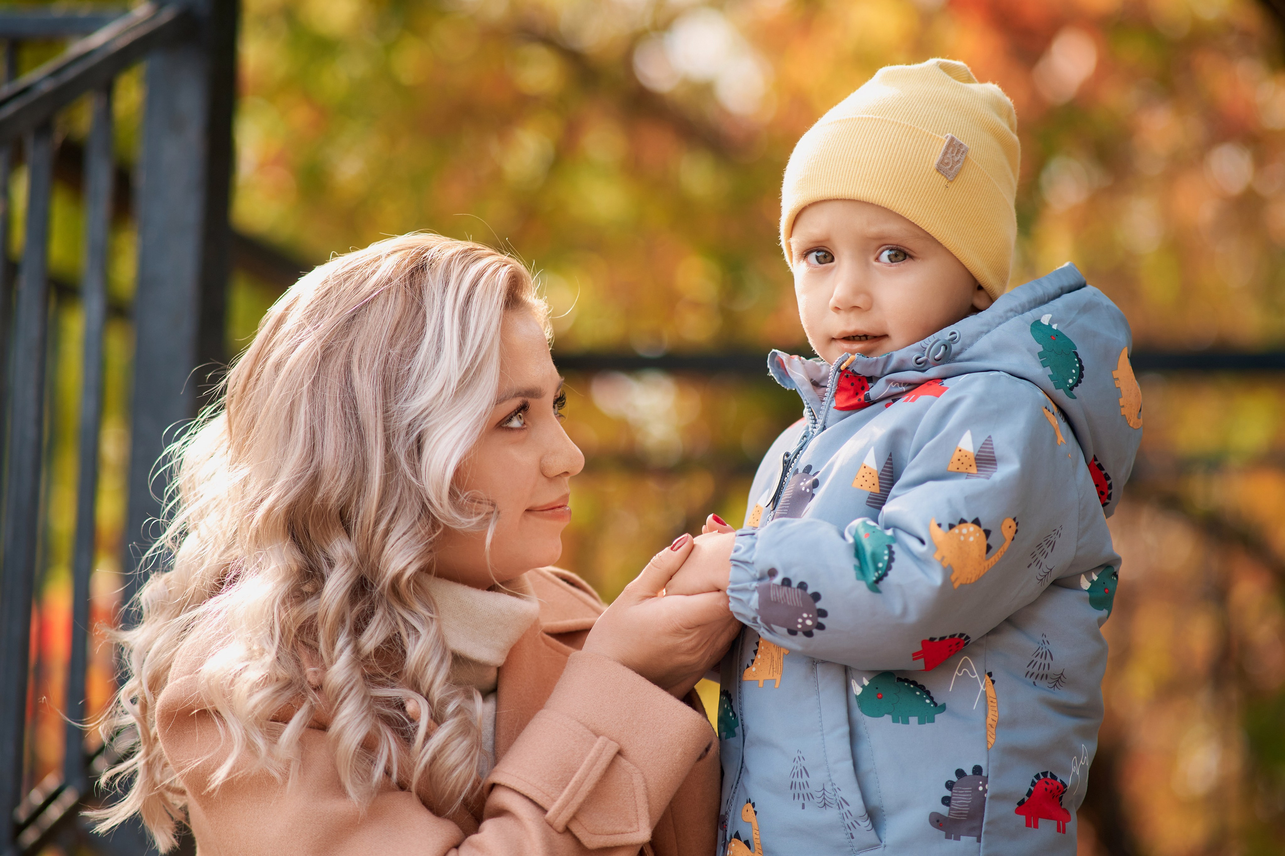 Осенняя прогулка мамы с сыном. Фотограф Таганрог Анна Трайжон
