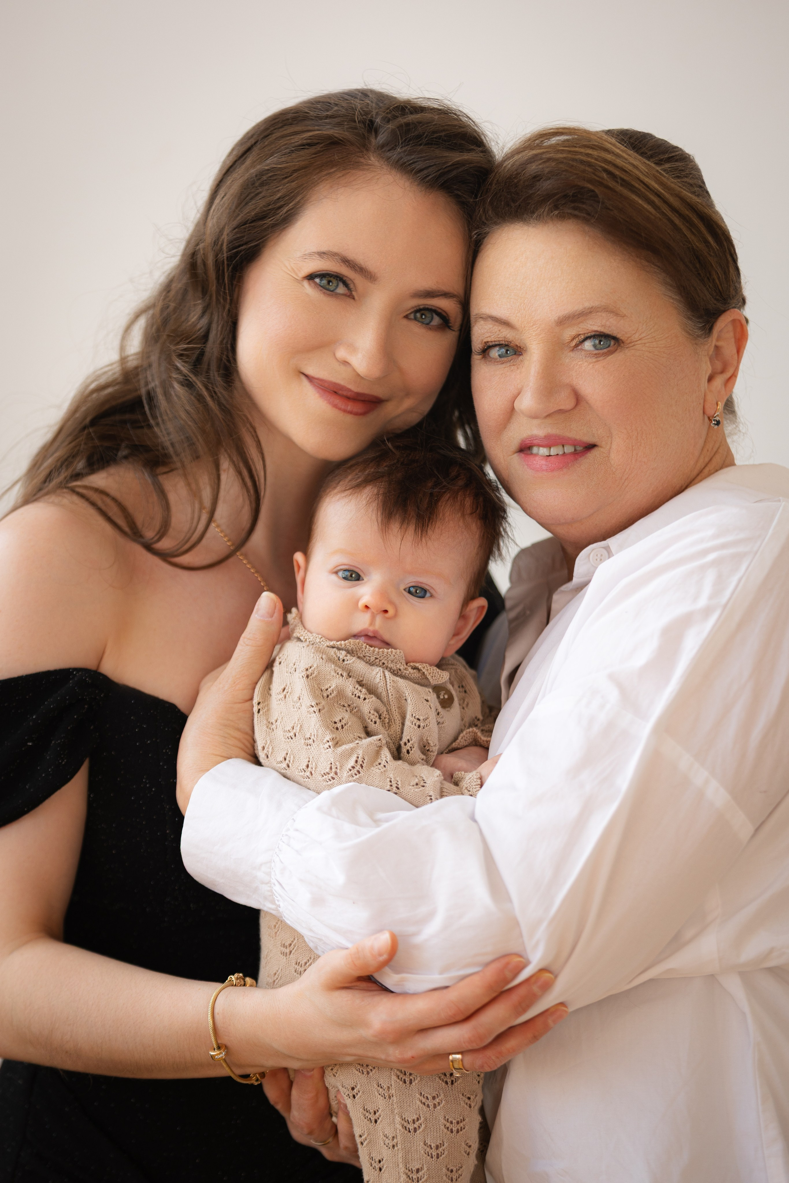 Вера, Светлана и Анастасия. That’s your photographer, Alexandra Andrushchenko