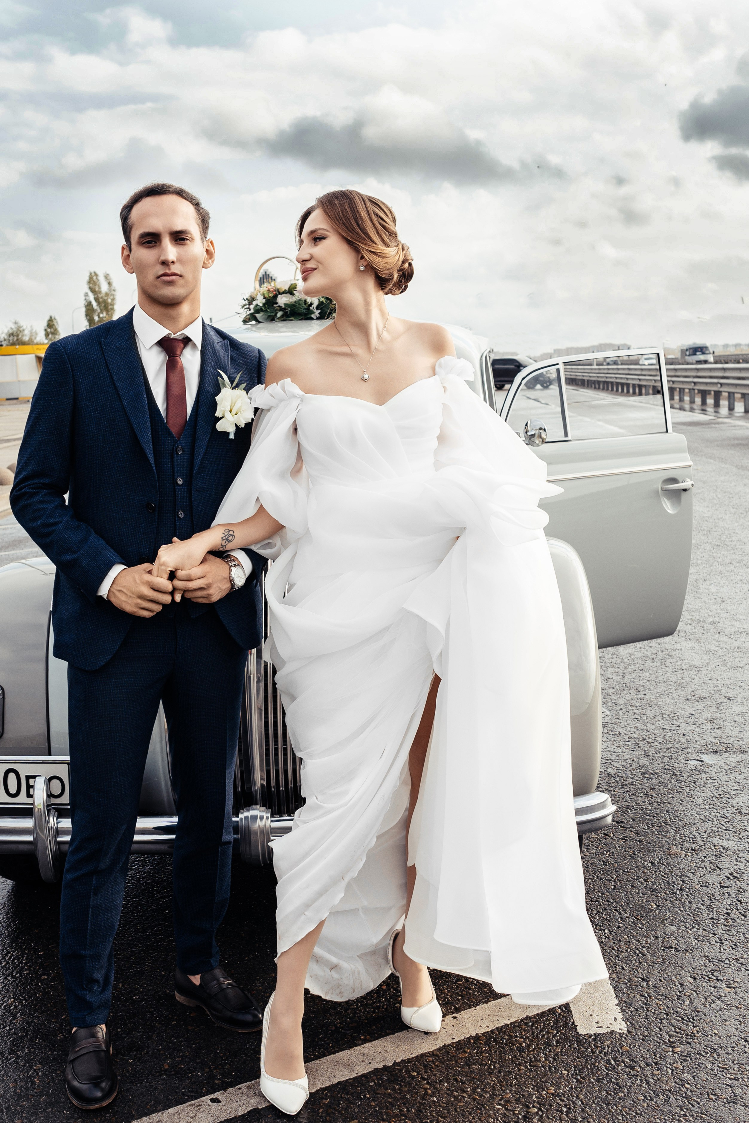 Свадебная прогулка жениха и невесты