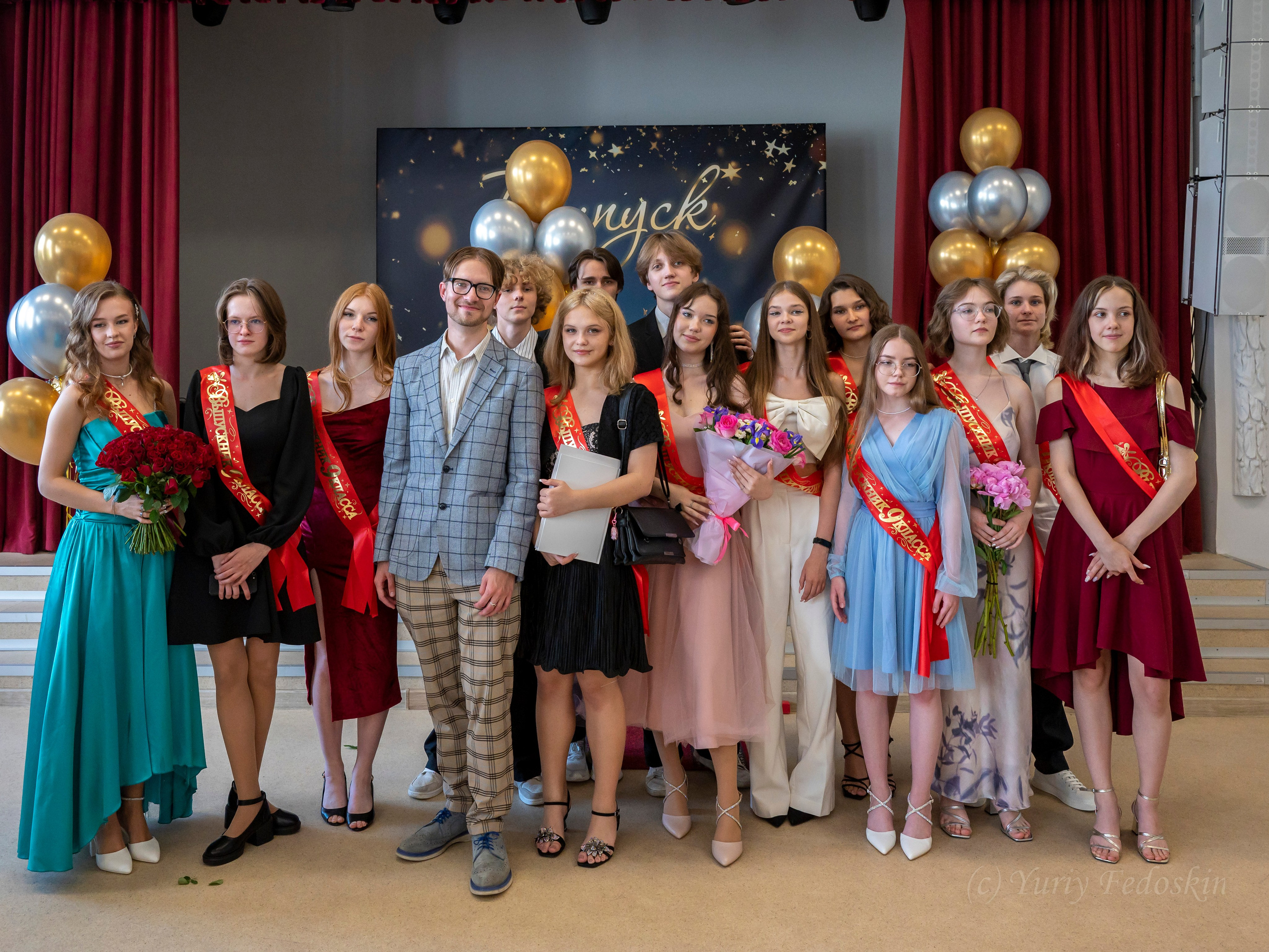 Репортаж о выпускном 9 классов в школе № 7 города Королёва, 26.06.24г. Профессиональный фотограф интерьеров в Москве Юрий Федоскин