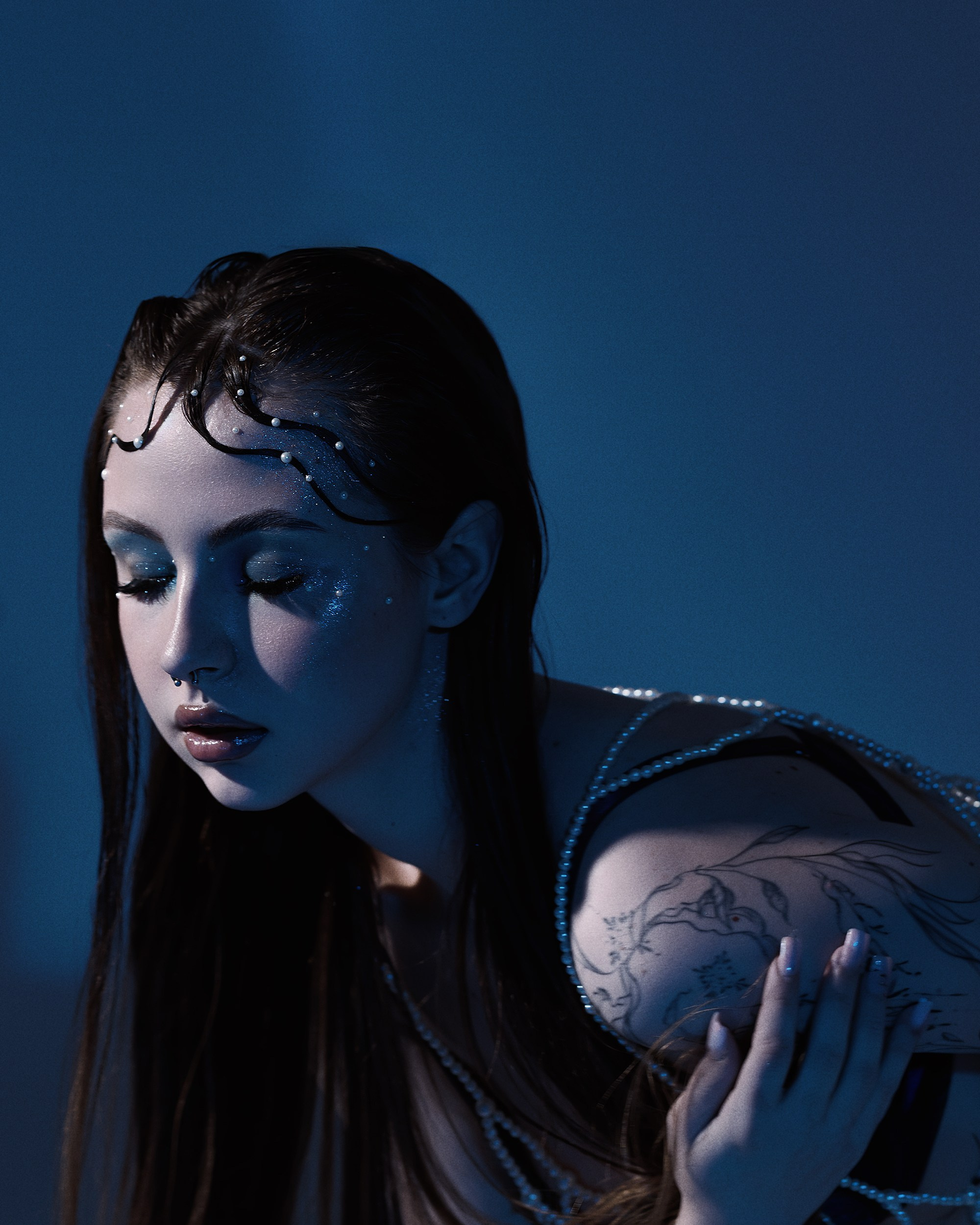 Александра Овечкина, Пенза: портрет девушки с татуировками в холодном студийном свете, эстетика «dark ocean».
