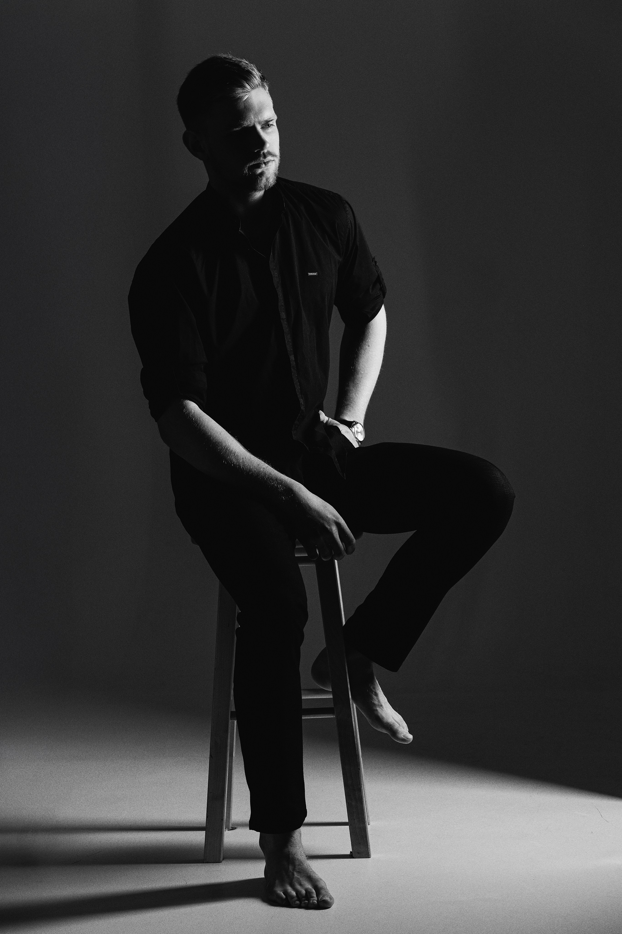 Мужской портрет на стуле в студии, расслабленная поза, контрастное освещение, фотограф в Пензе Александра Овечкина.